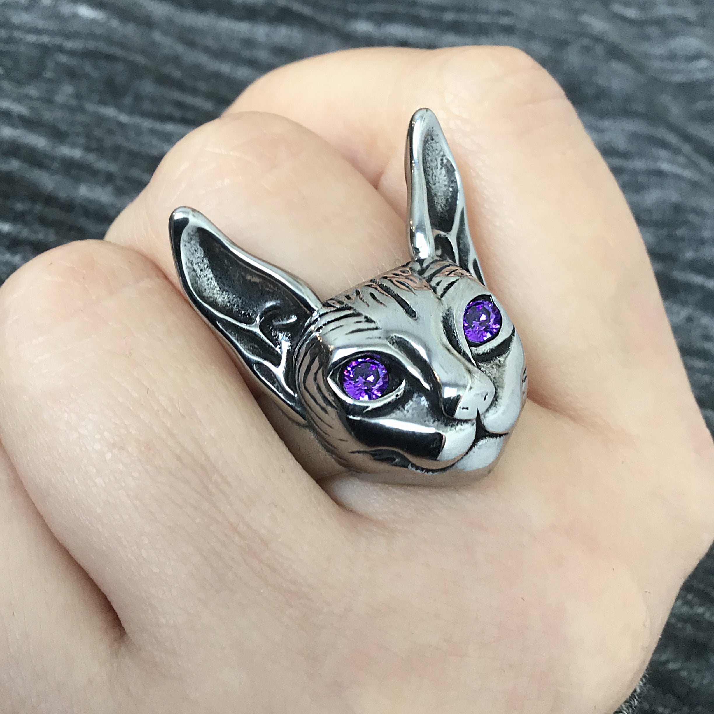 Sphynx cat ring with purcple eyes