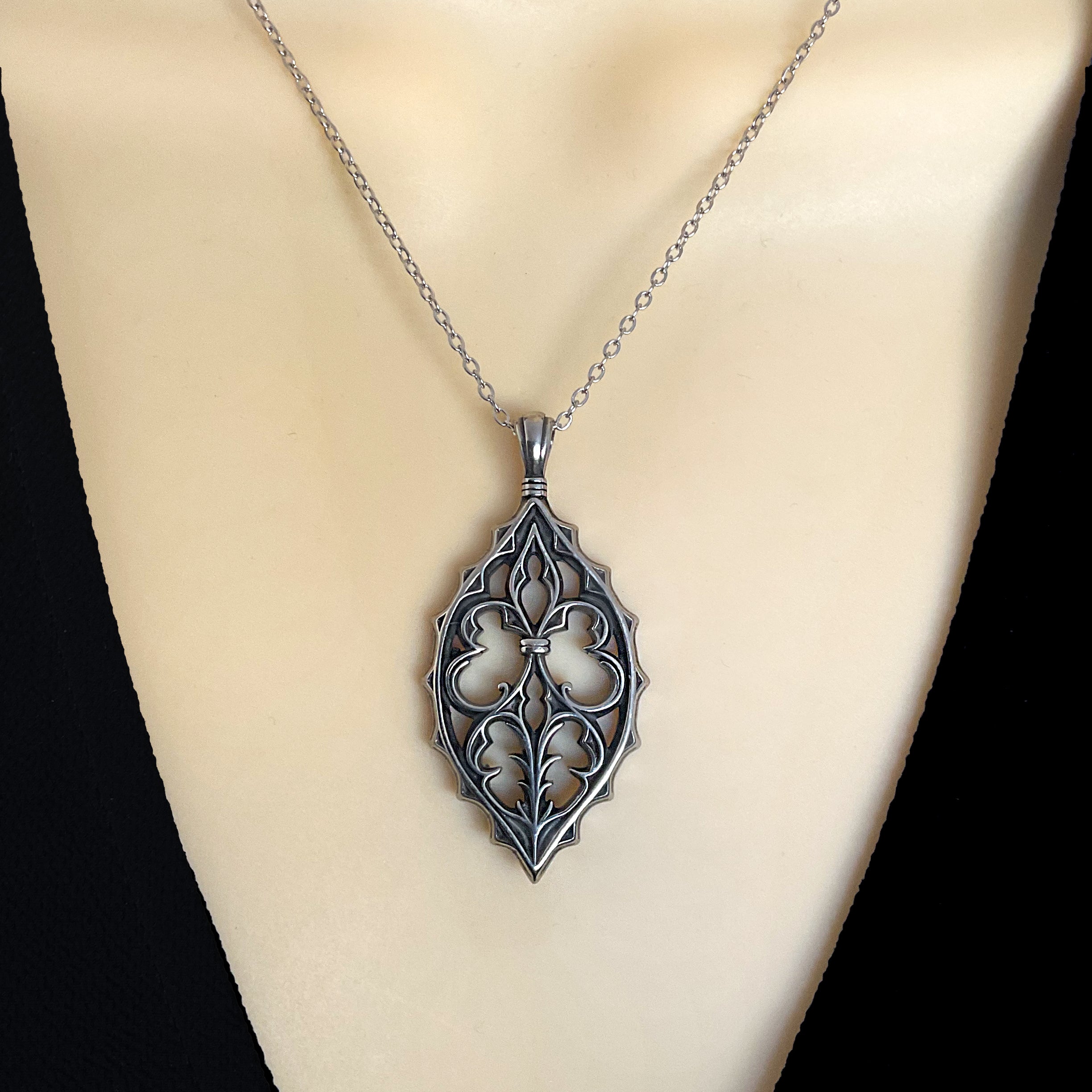 Gothic Fleur pendant