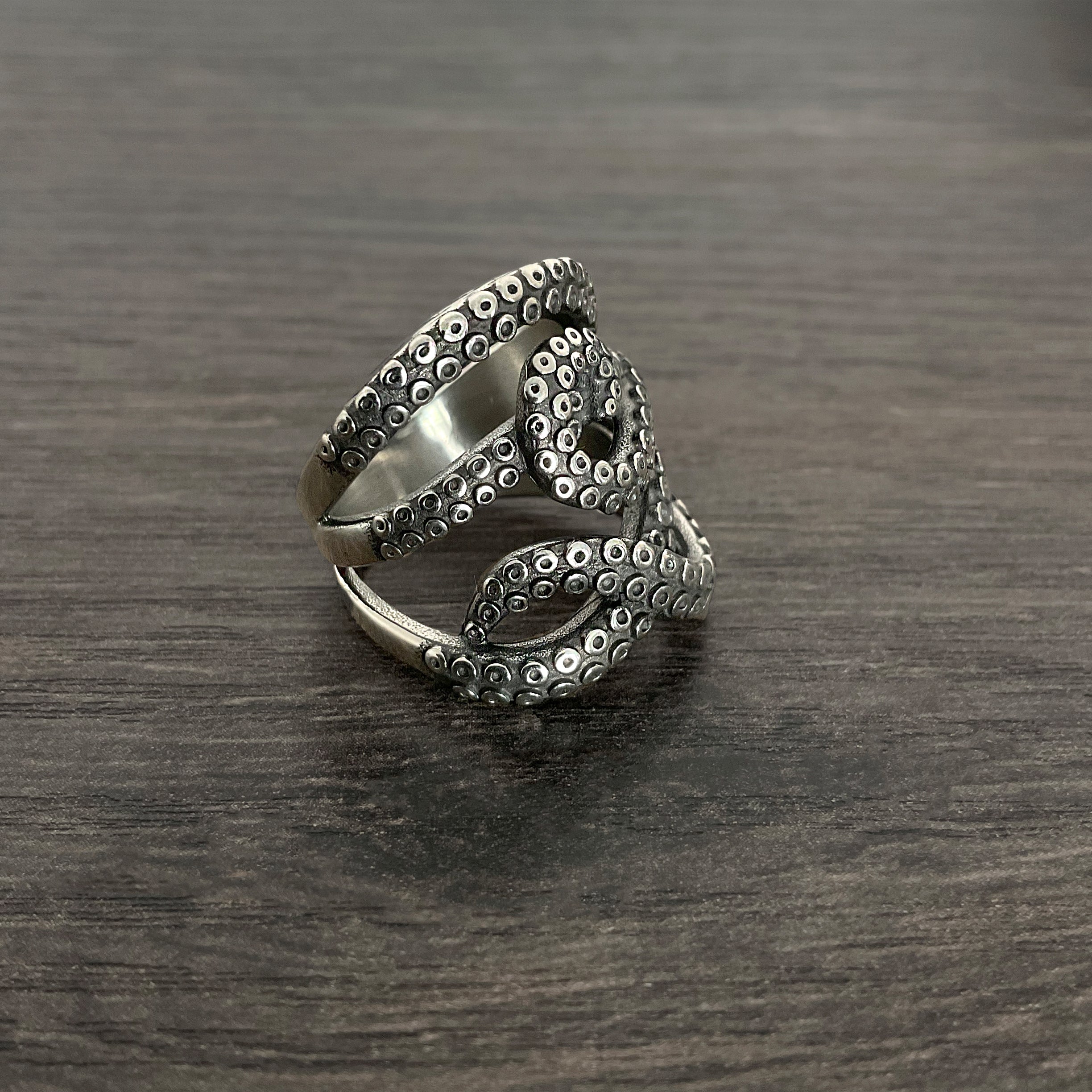 Octopus tentacles wide ring