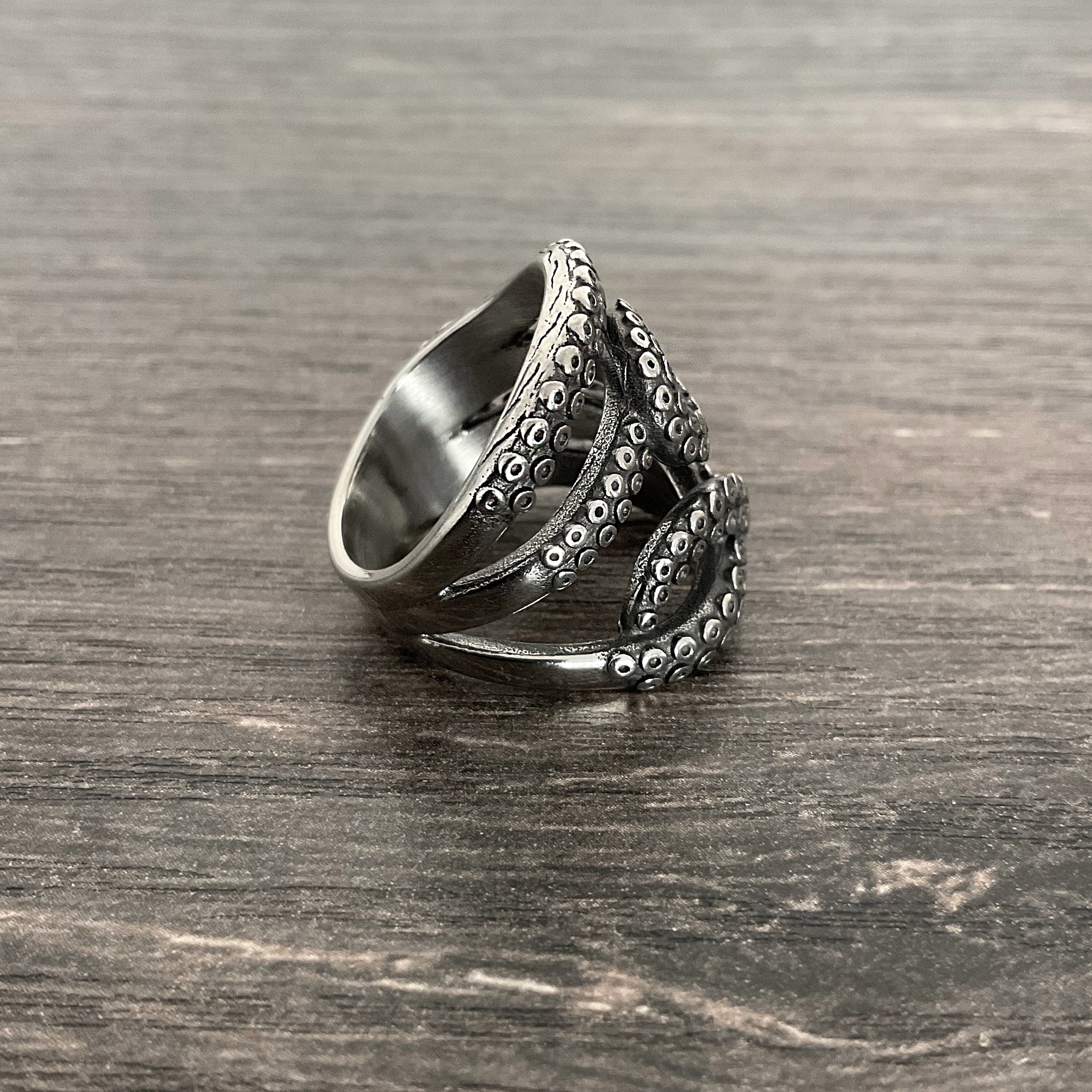 Octopus tentacles wide ring