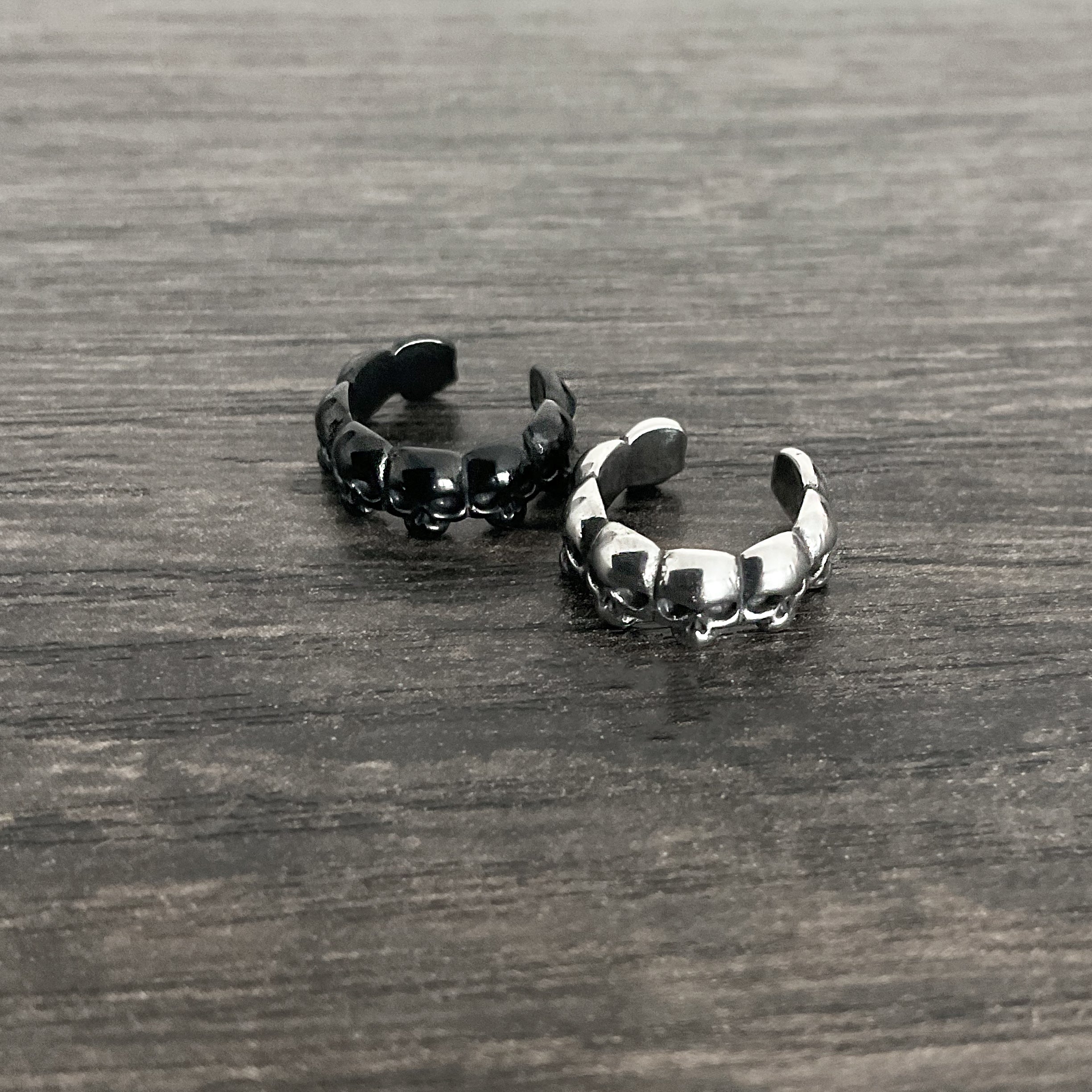 Skull heads ear cuff