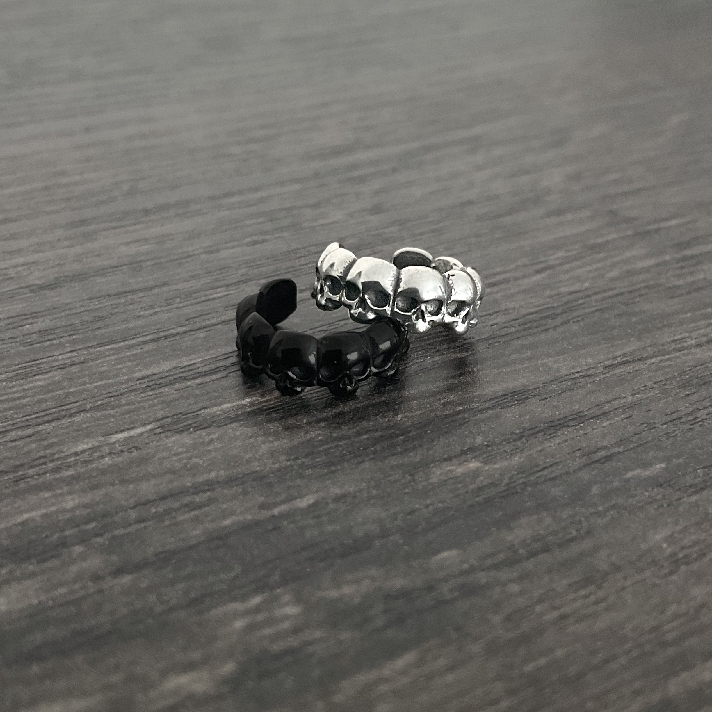 Skull heads ear cuff