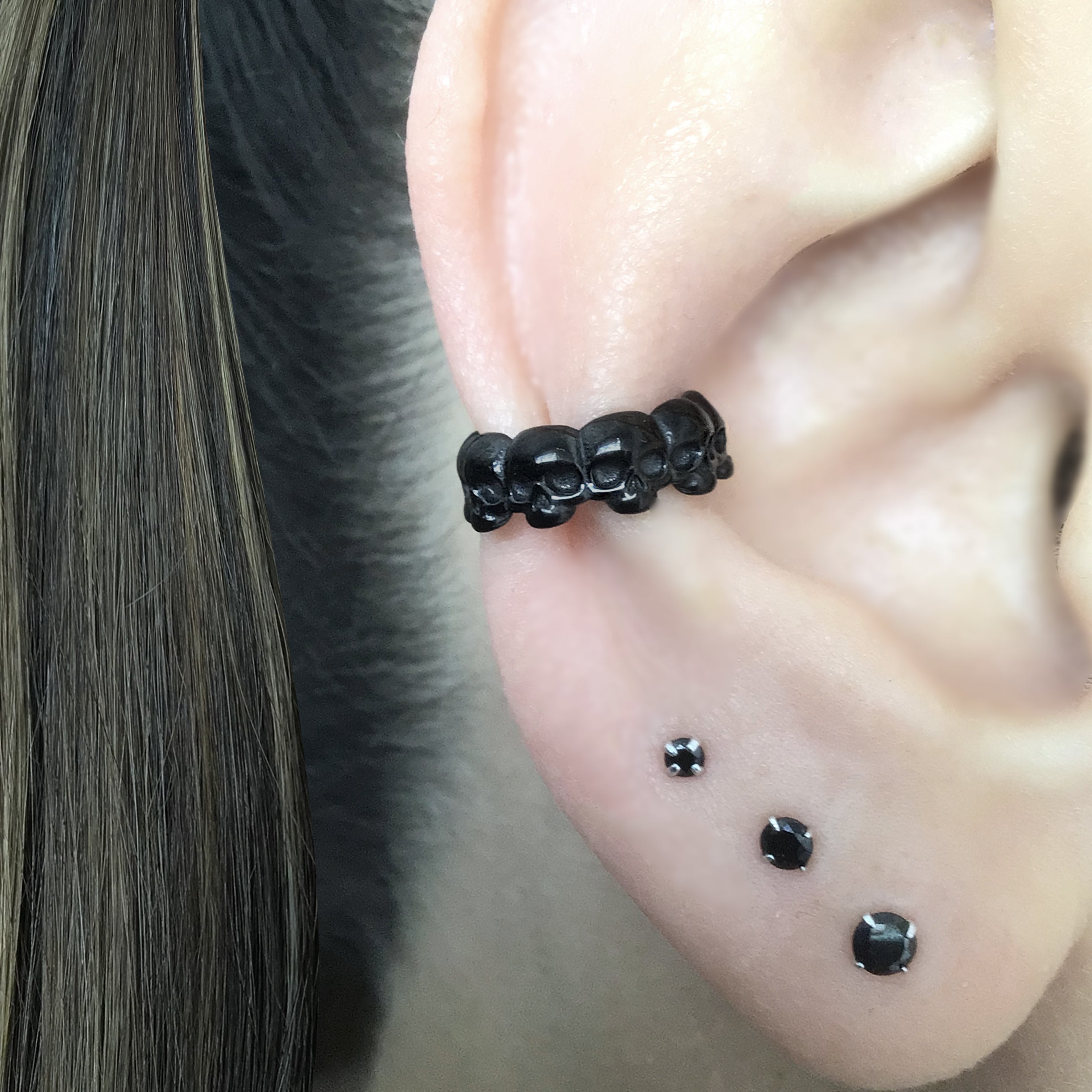 Skull heads ear cuff
