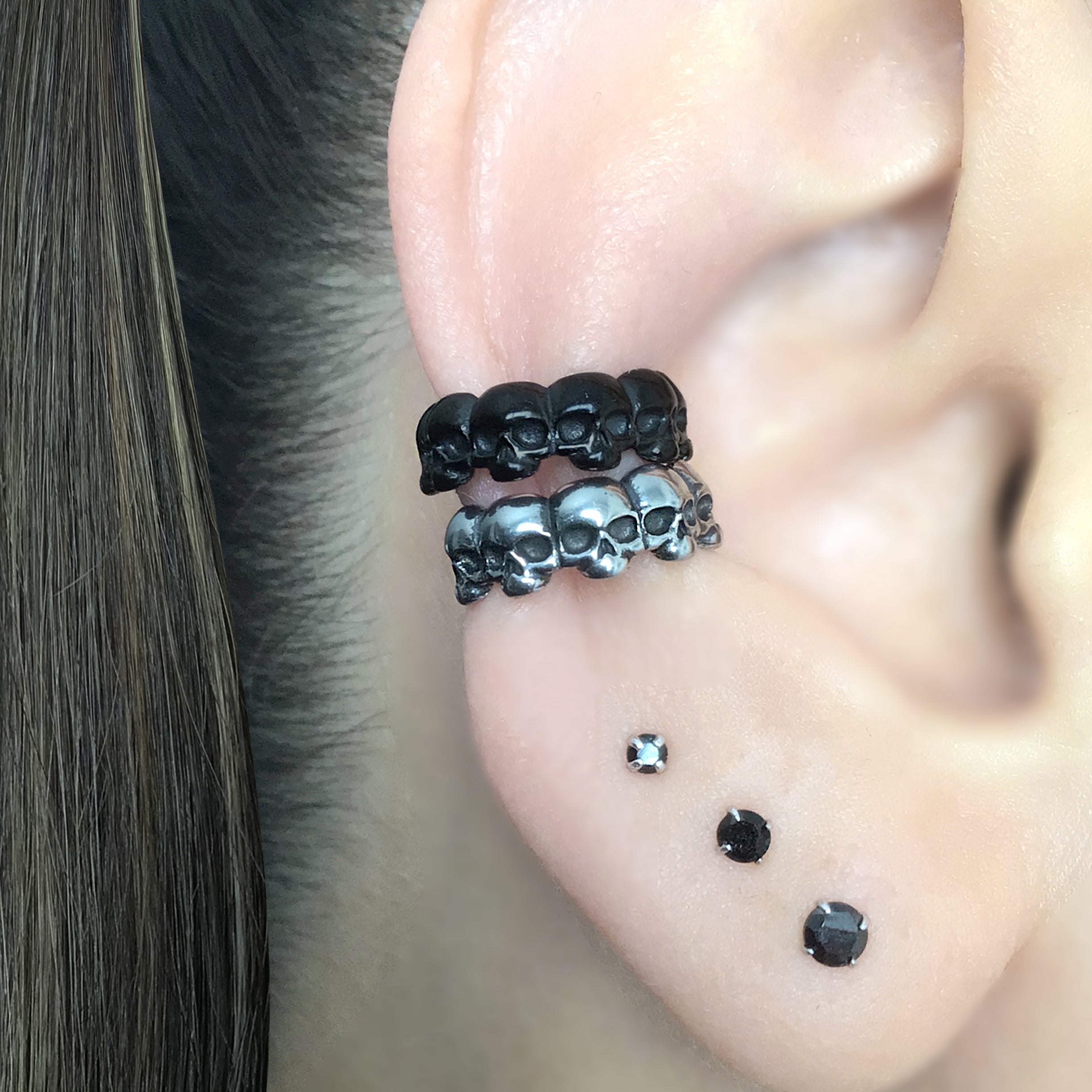 Skull heads ear cuff