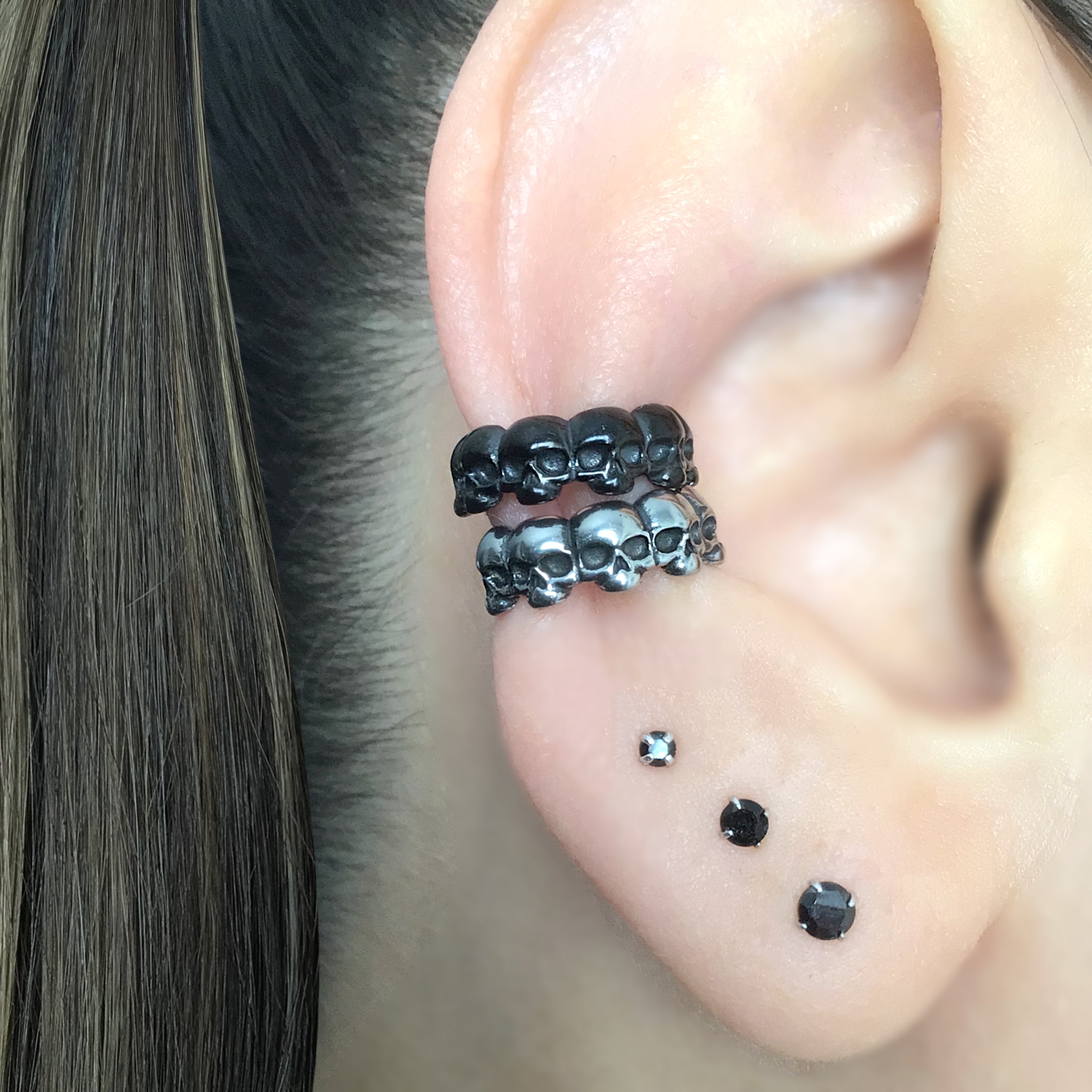 Skull heads ear cuff
