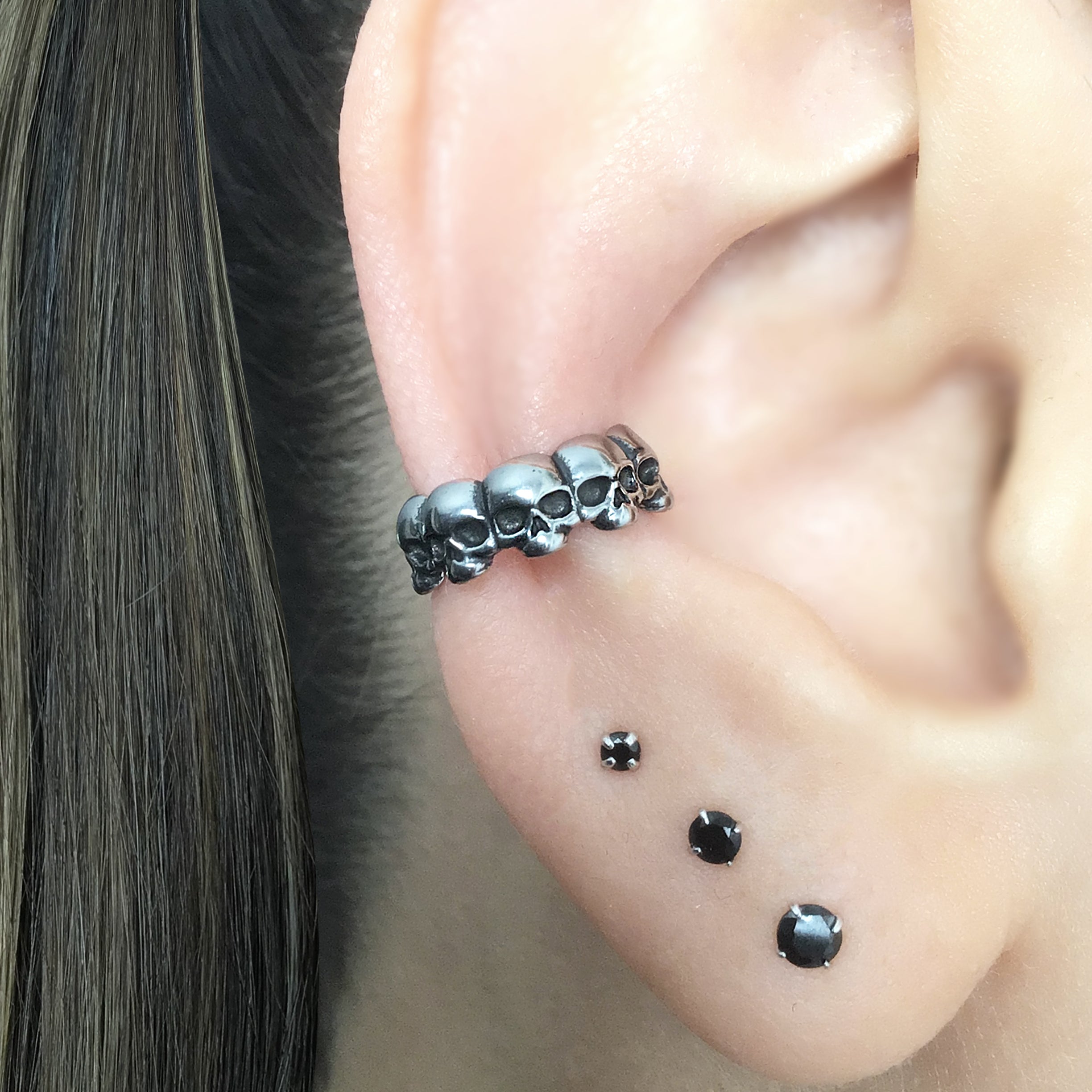 Skull heads ear cuff
