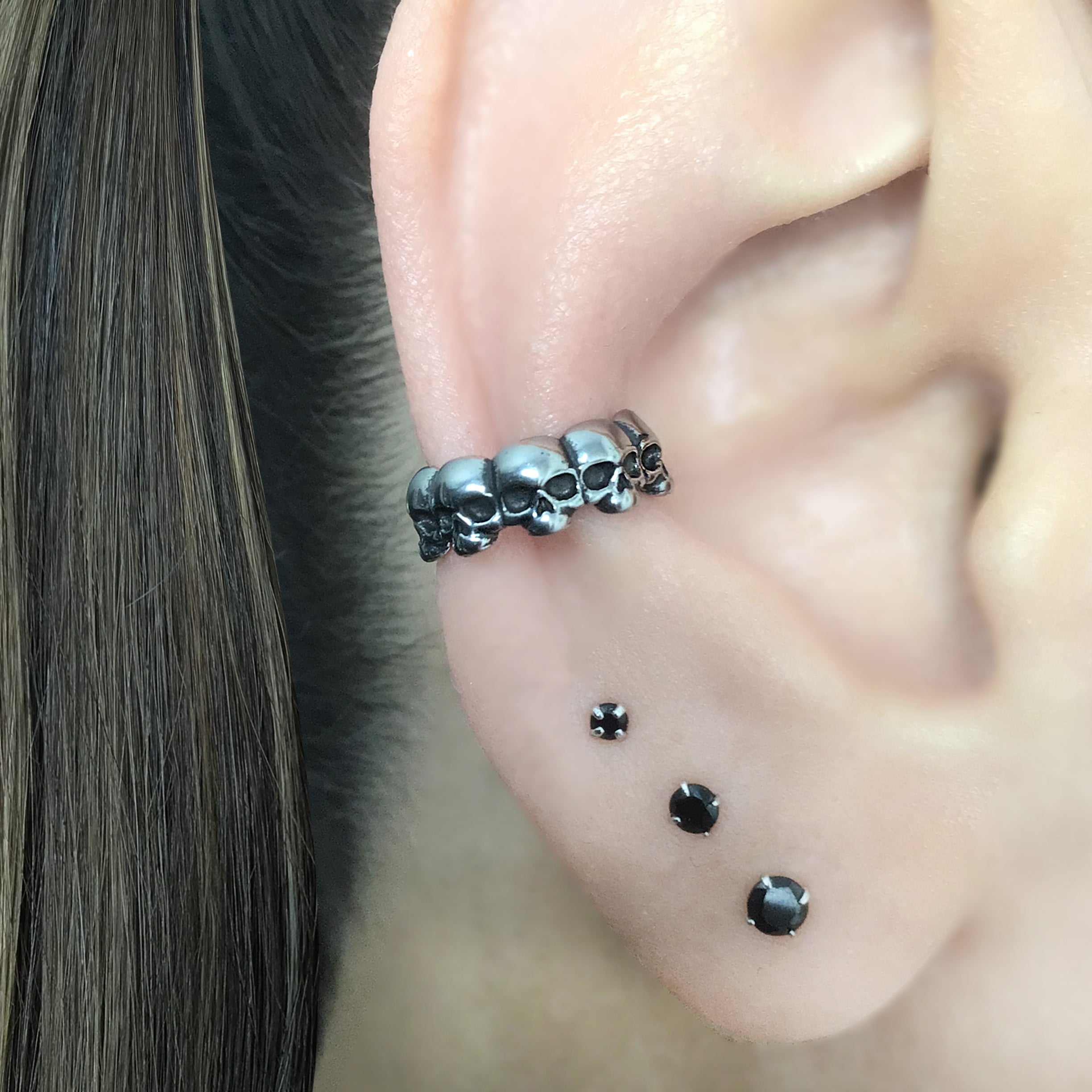 Skull heads ear cuff