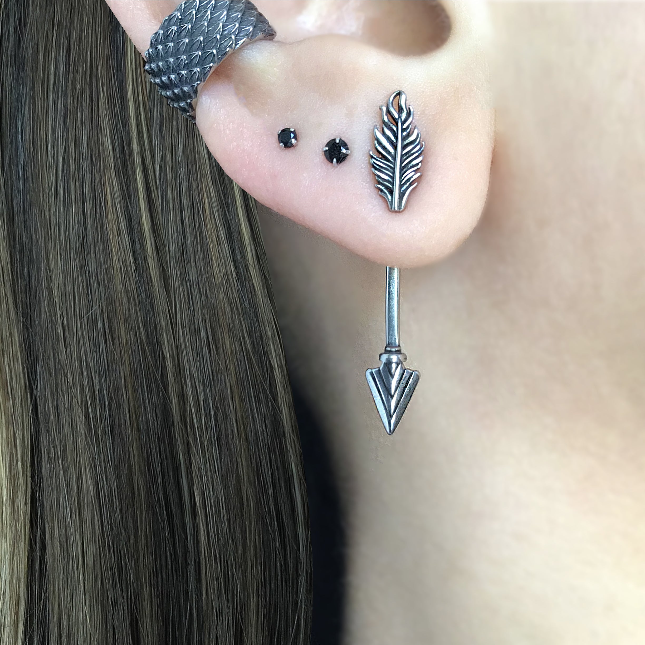 Arrow earrings in Black