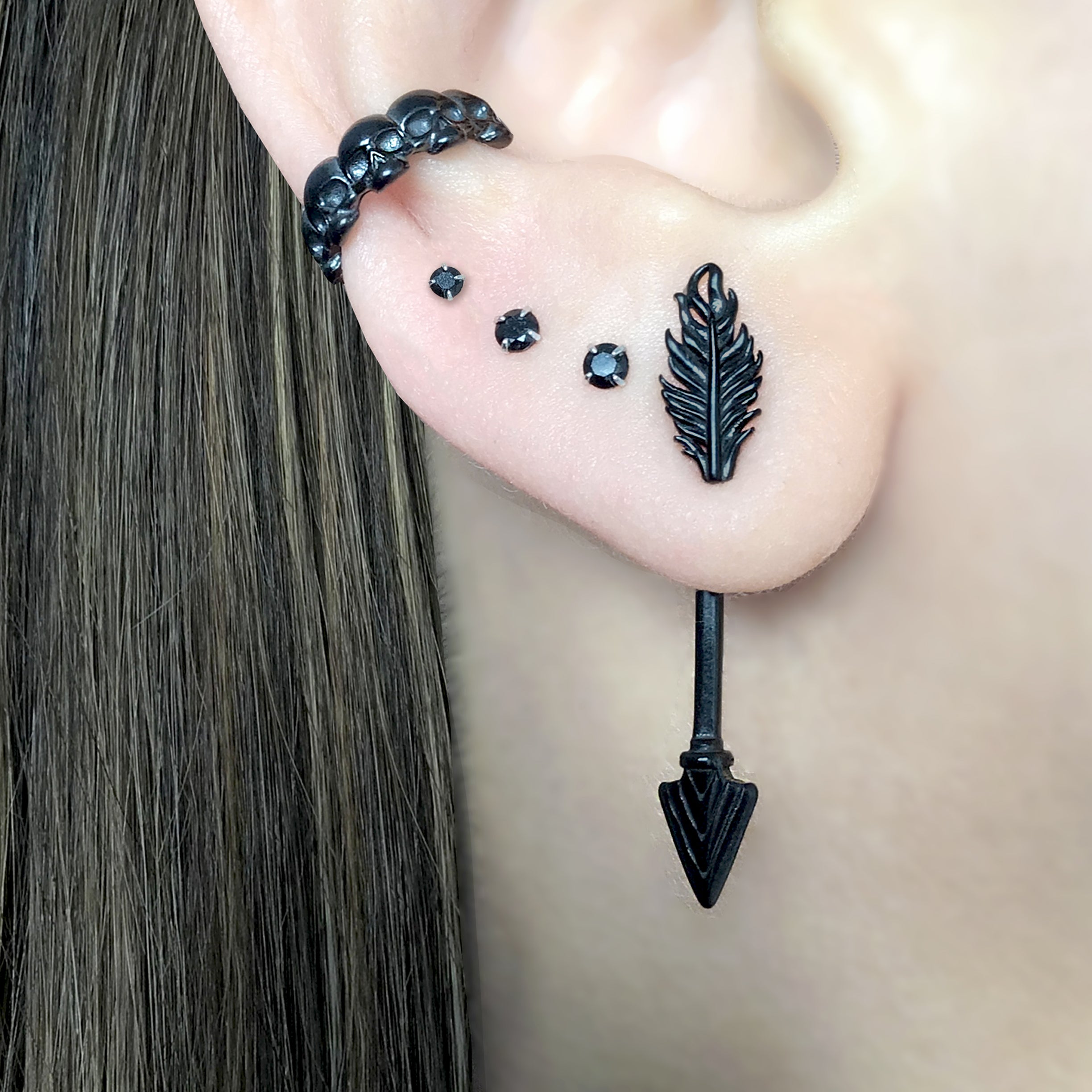 Arrow earrings in Black