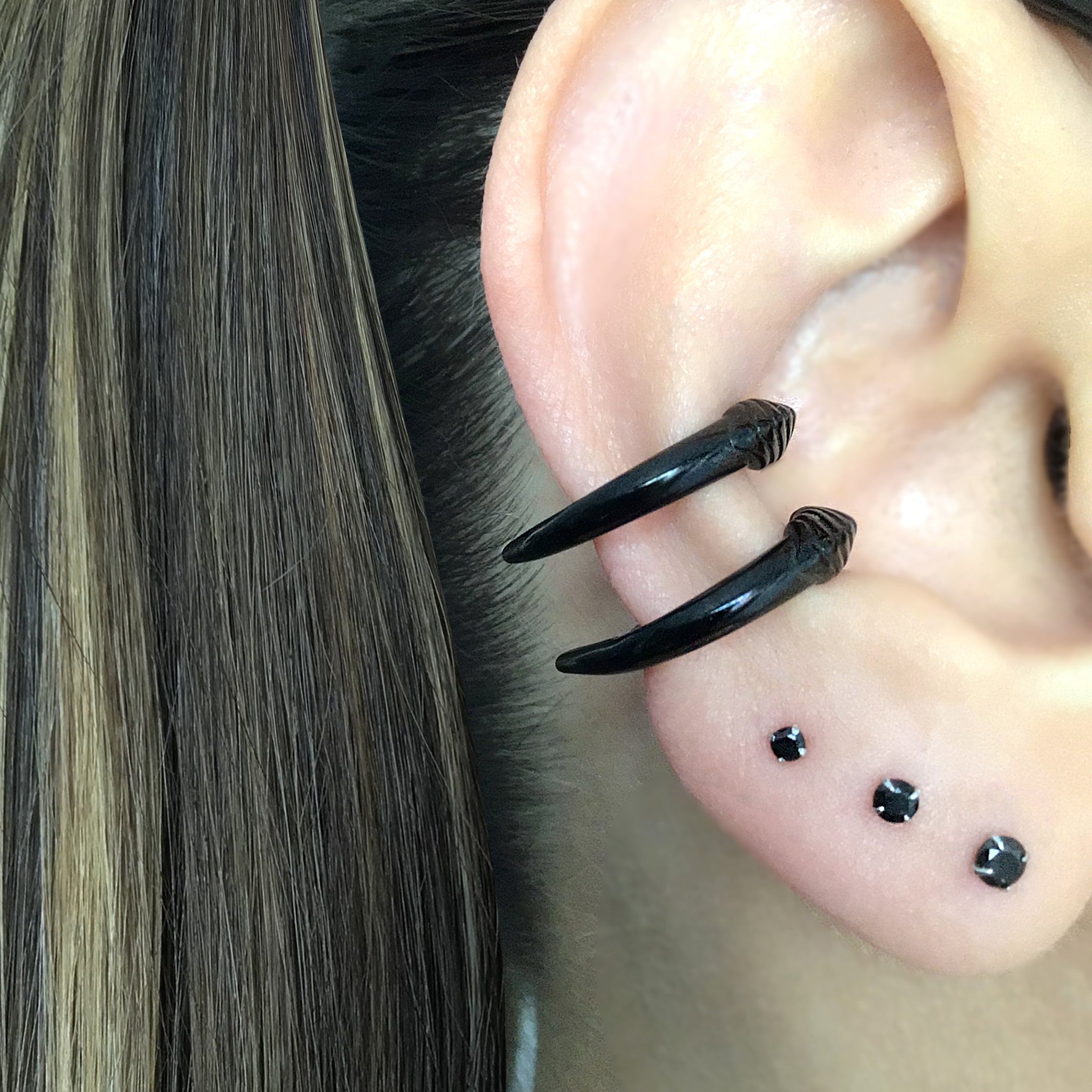 Claw ear cuff no piercing in Black