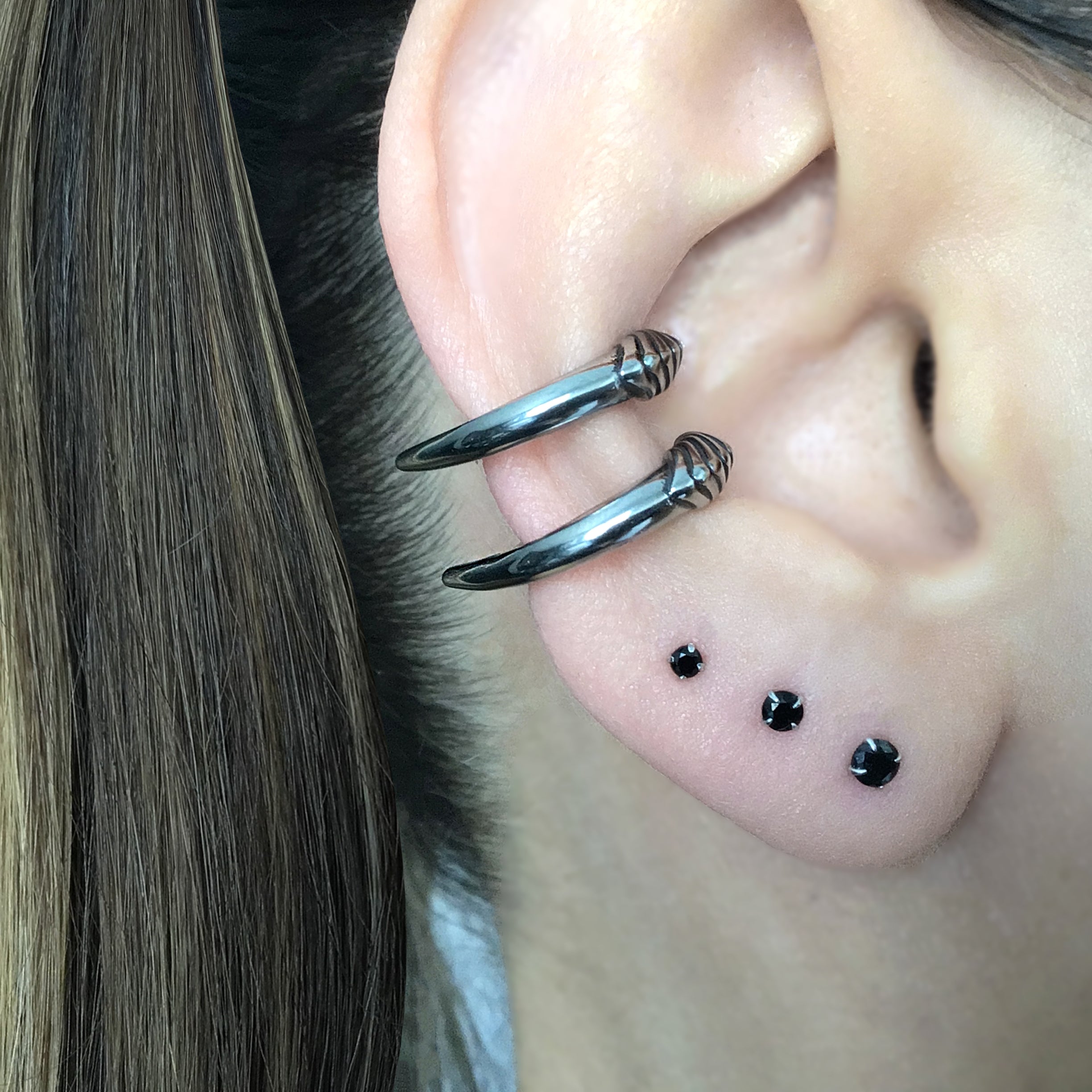 Claw ear cuff no piercing in Black