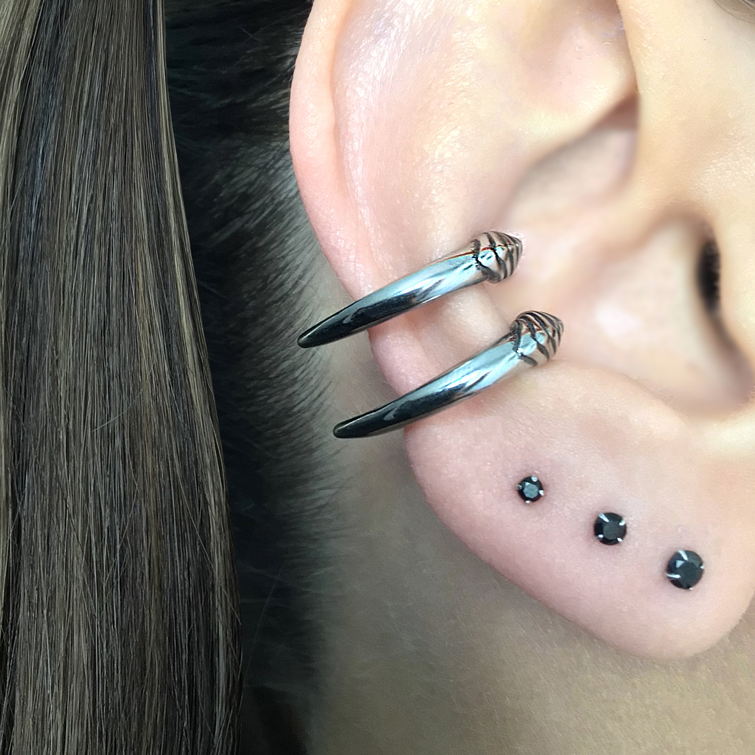 Claw ear cuff no piercing in Black