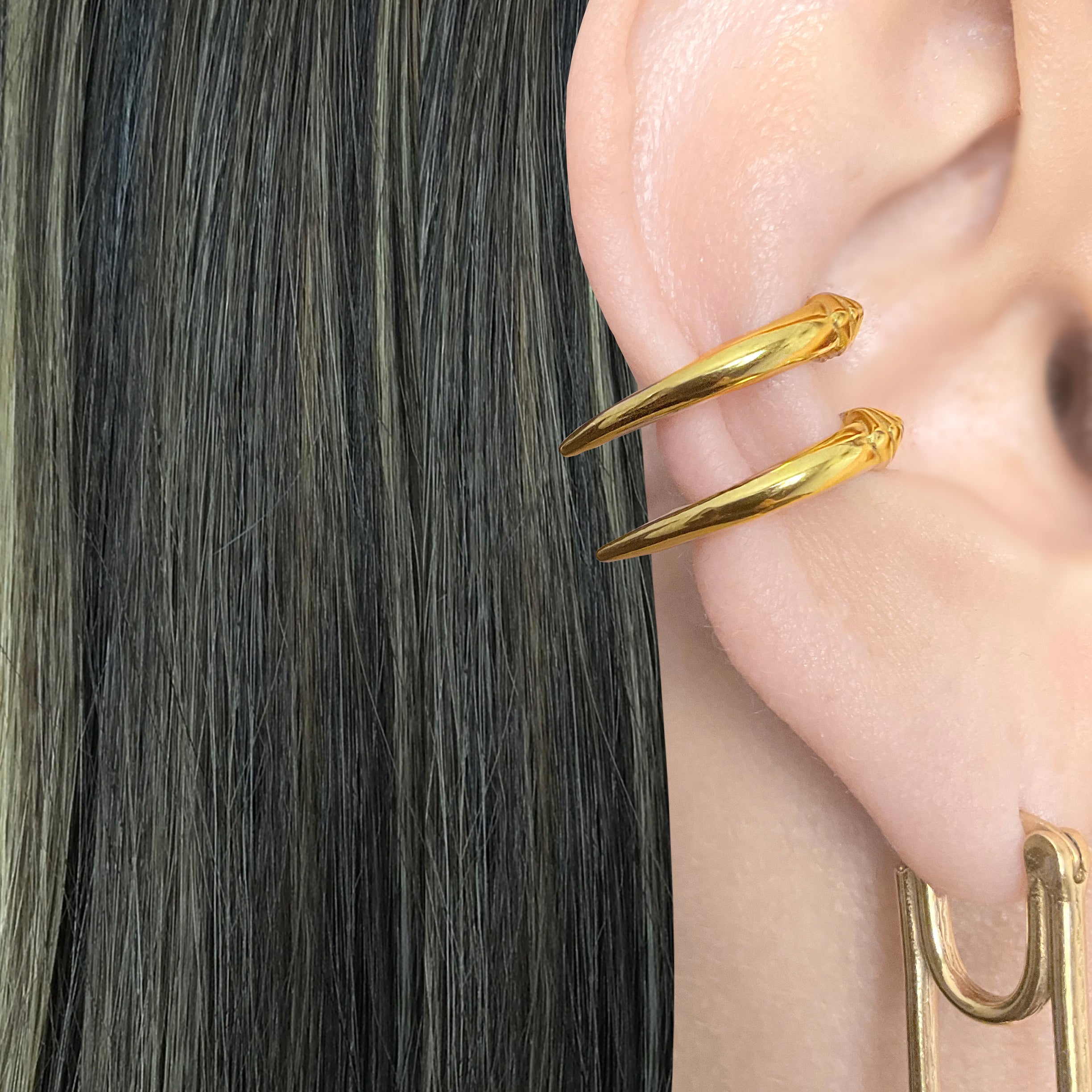 Claw ear cuff no piercing in Black