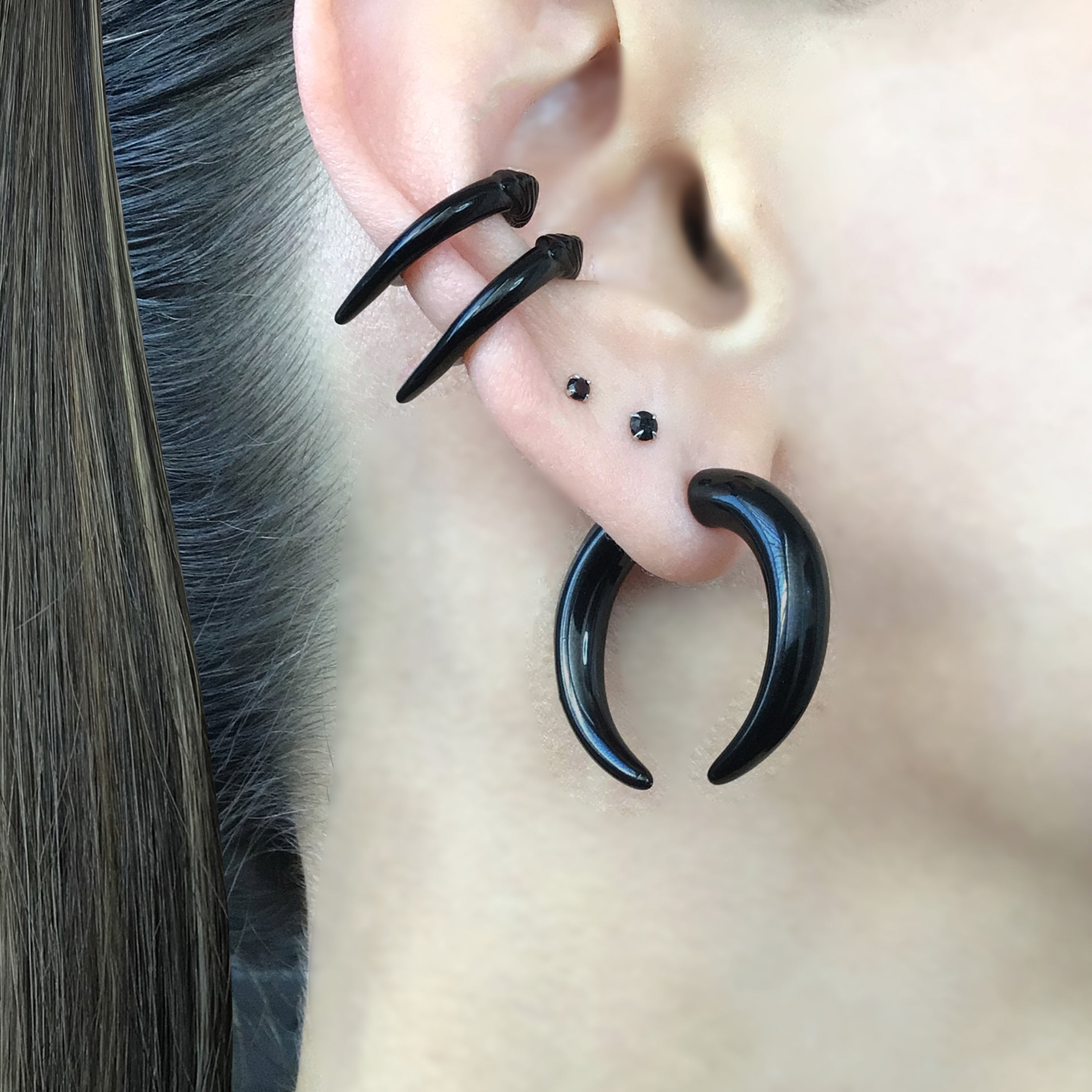 Claw ear cuff no piercing in Black