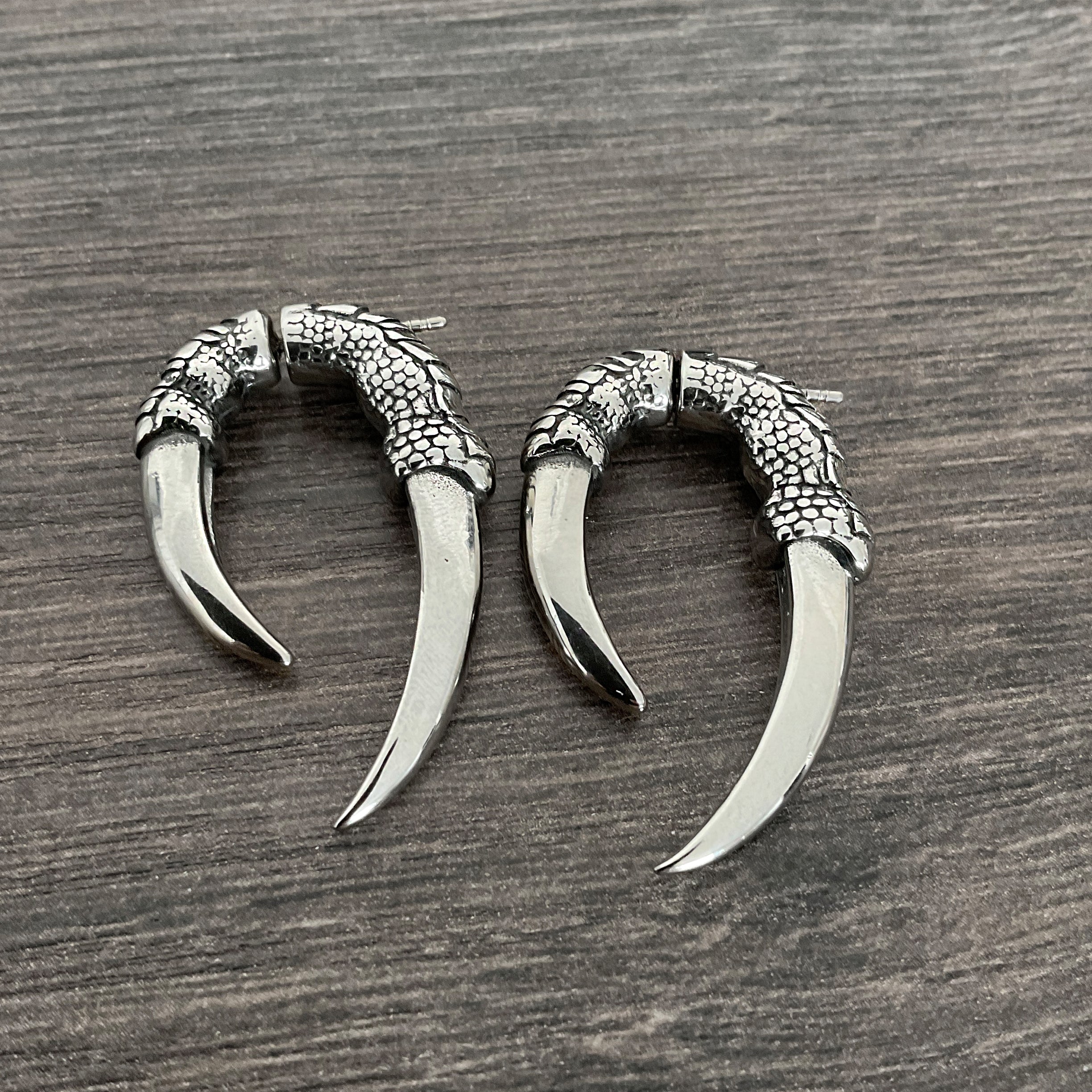 Dragon claw front back earring