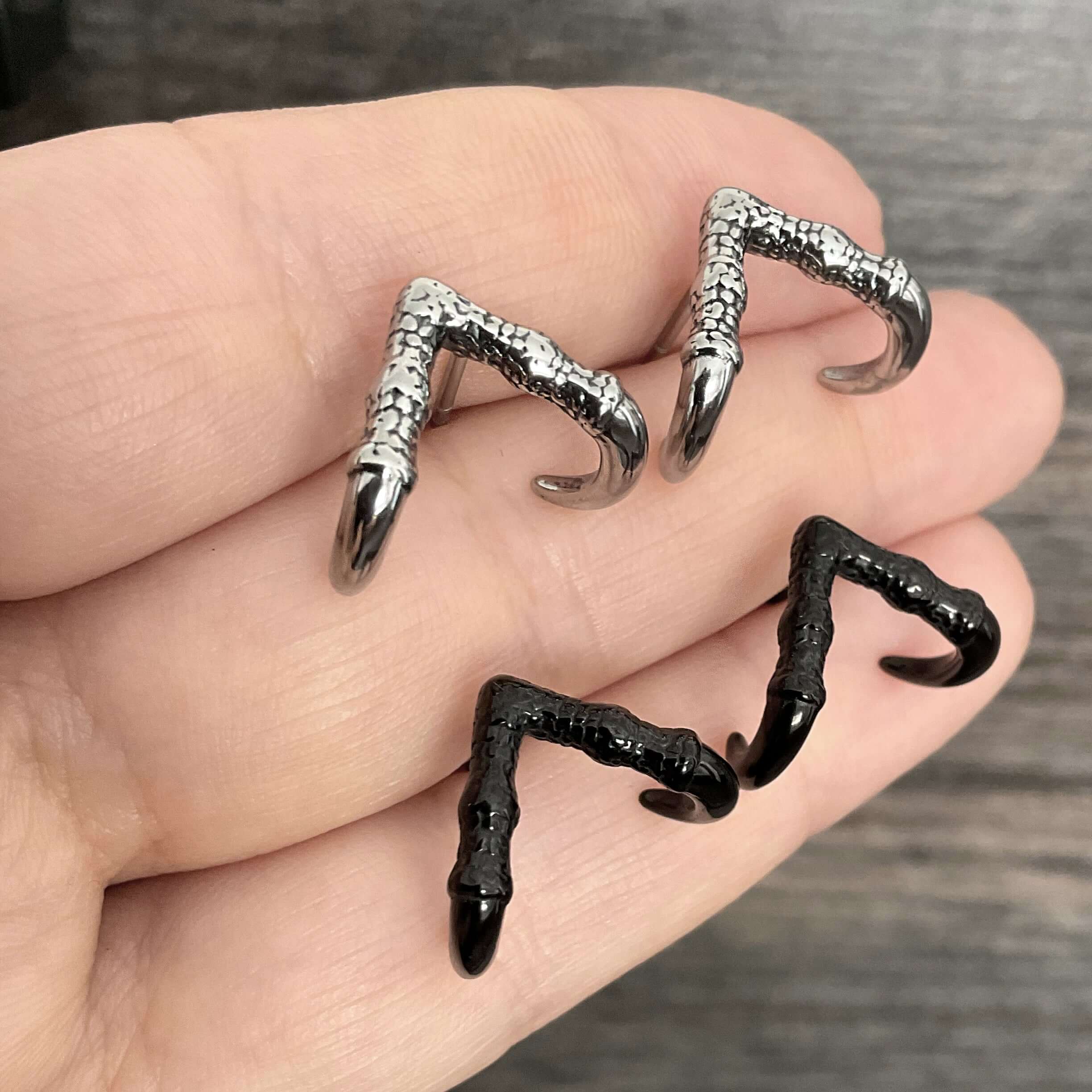 Dragon claws hook studs