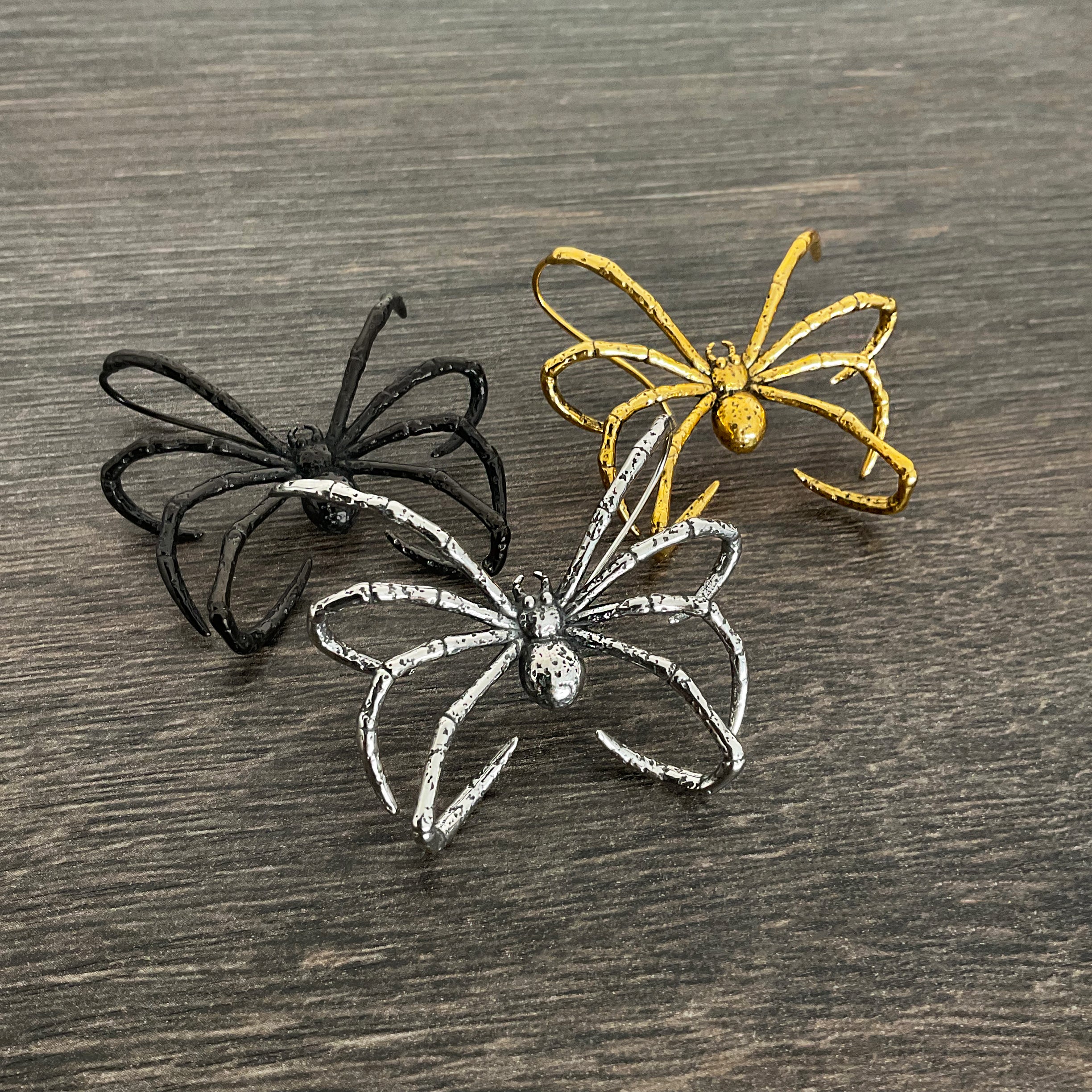 Hanging Spider earrings in Black