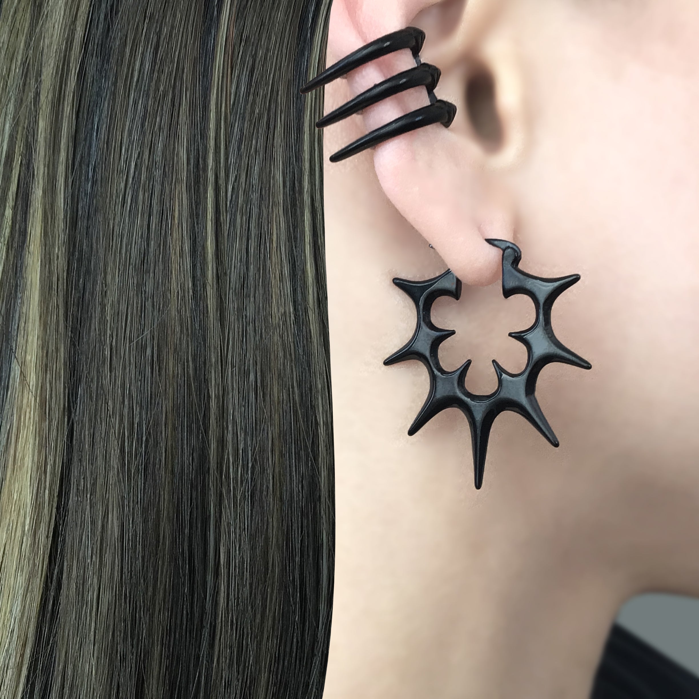 Gothic spikes hoop earrings in Black