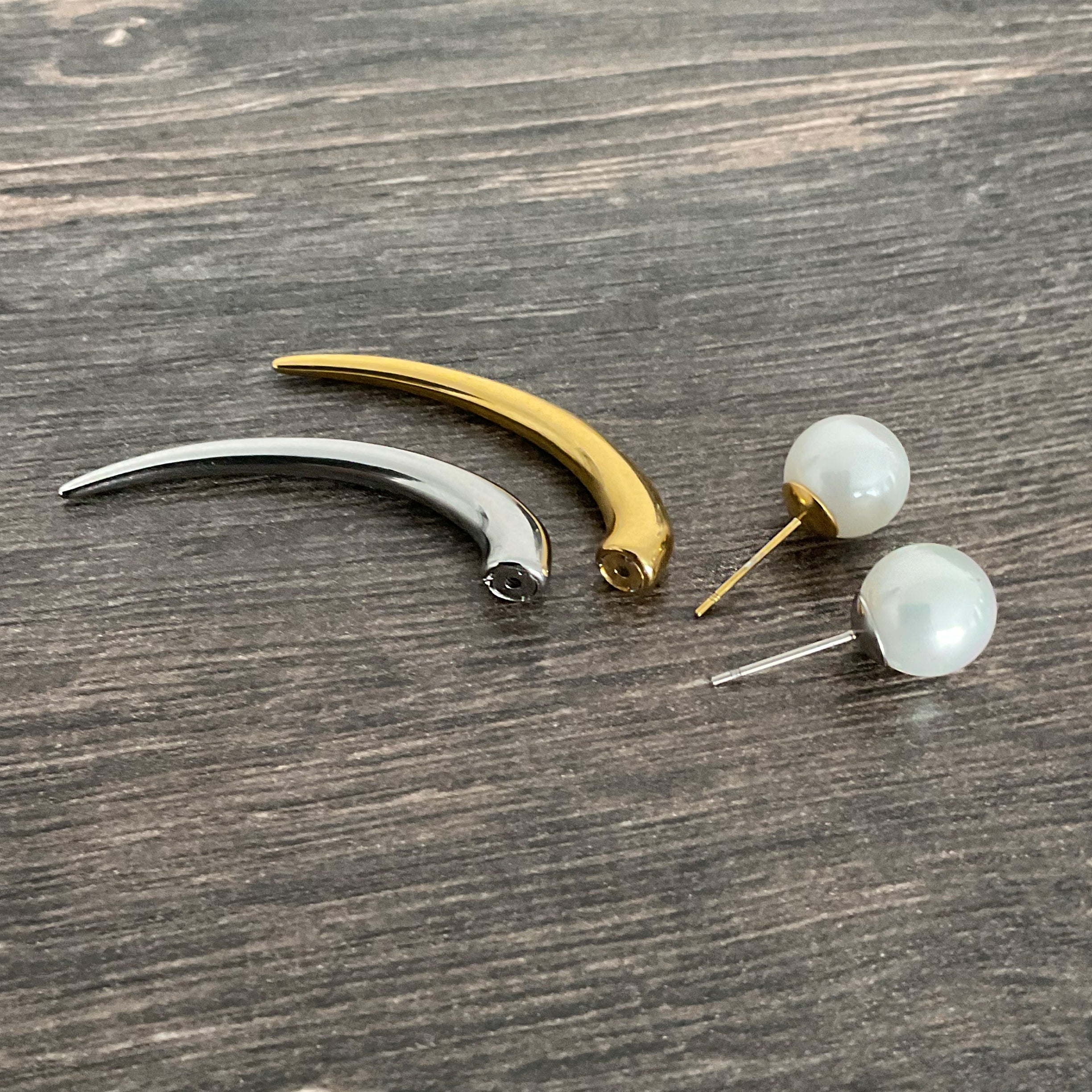 Pearl claw ear jacket earrings