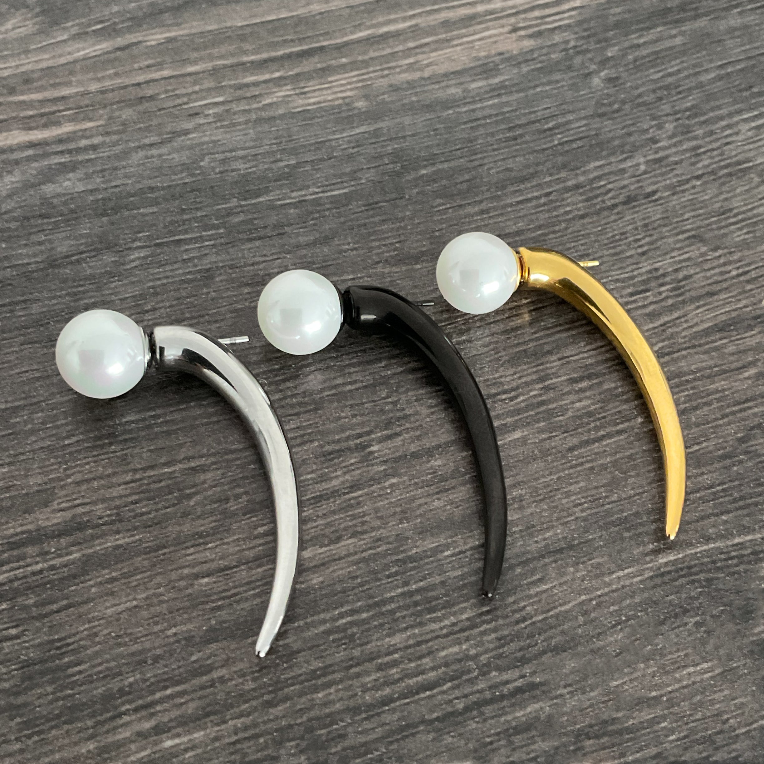 Pearl claw ear jacket earrings