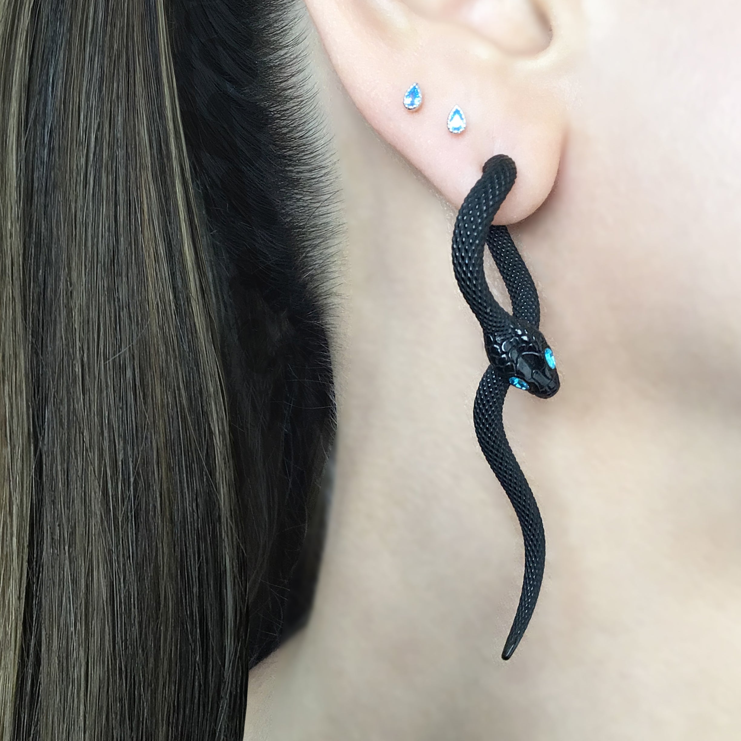 Snake front back earrings with aquamarine eyes in Black