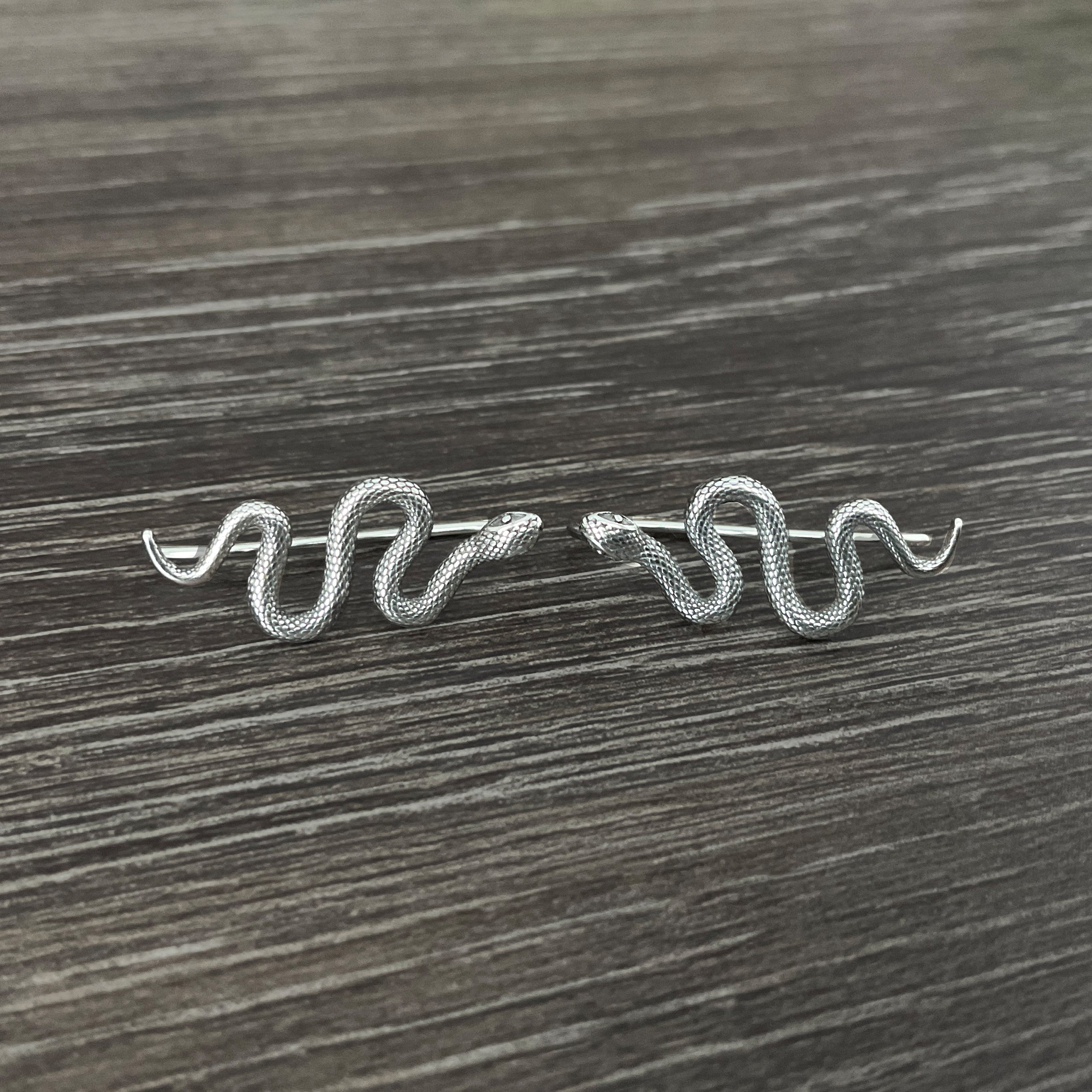 Snake ear crawler in Silver