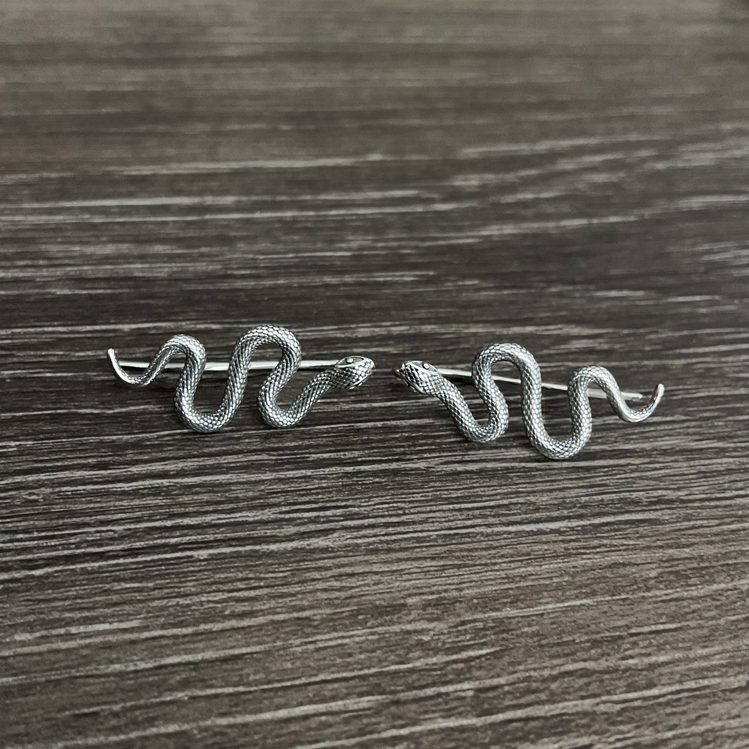 Snake ear crawler in Silver