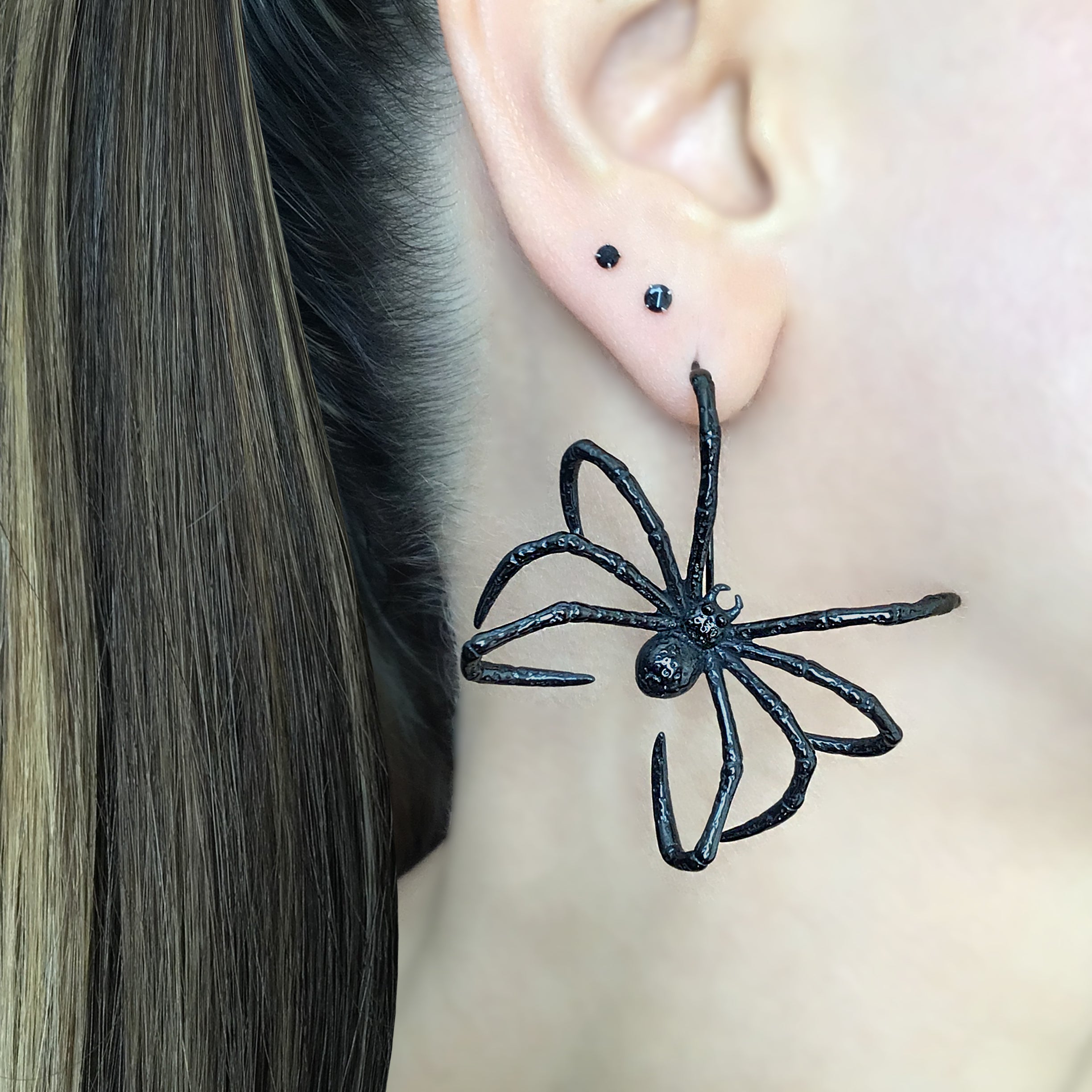 Hanging Spider earrings in Black