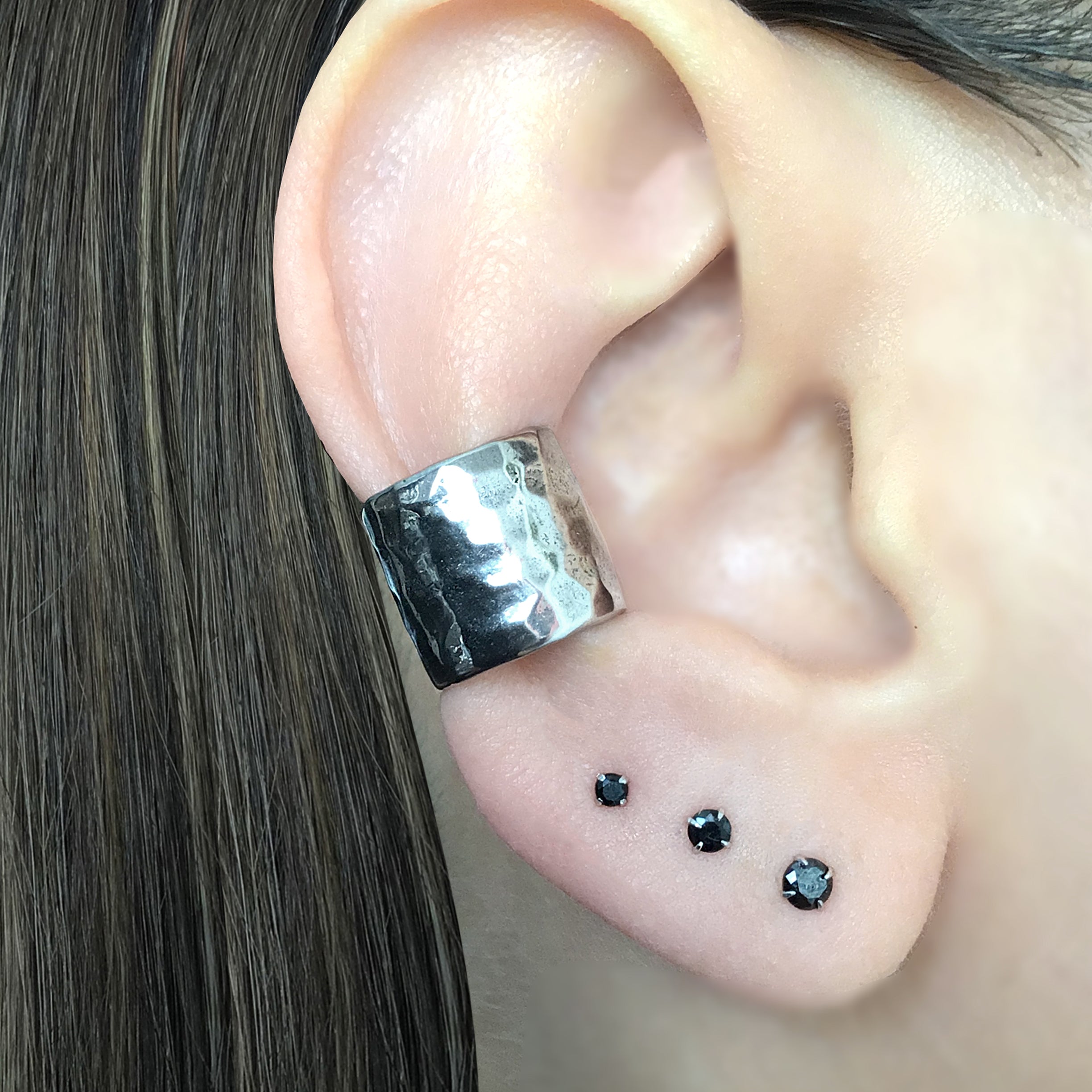 Hammered ear cuff in Black