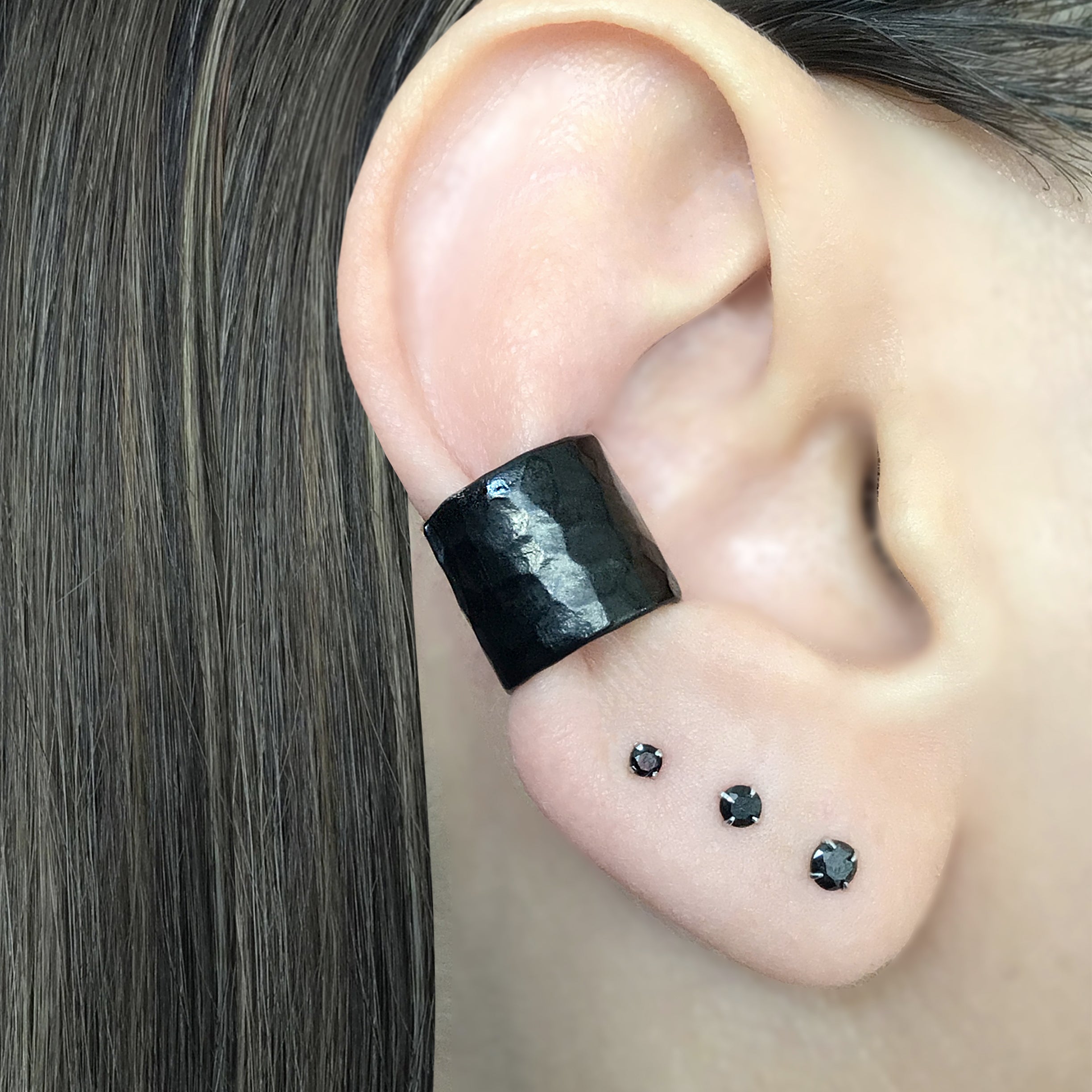 Hammered ear cuff in Black