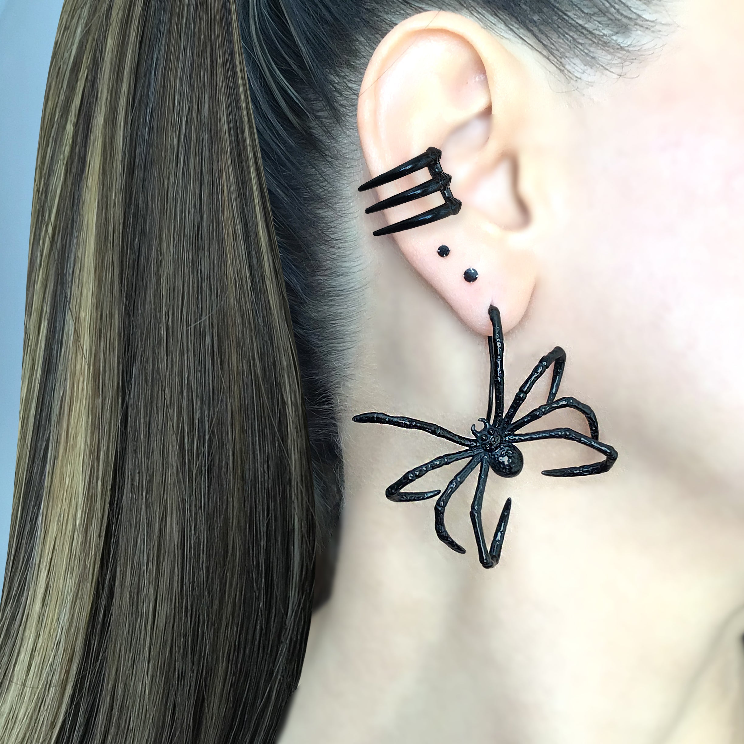 Hanging Spider earrings in Black