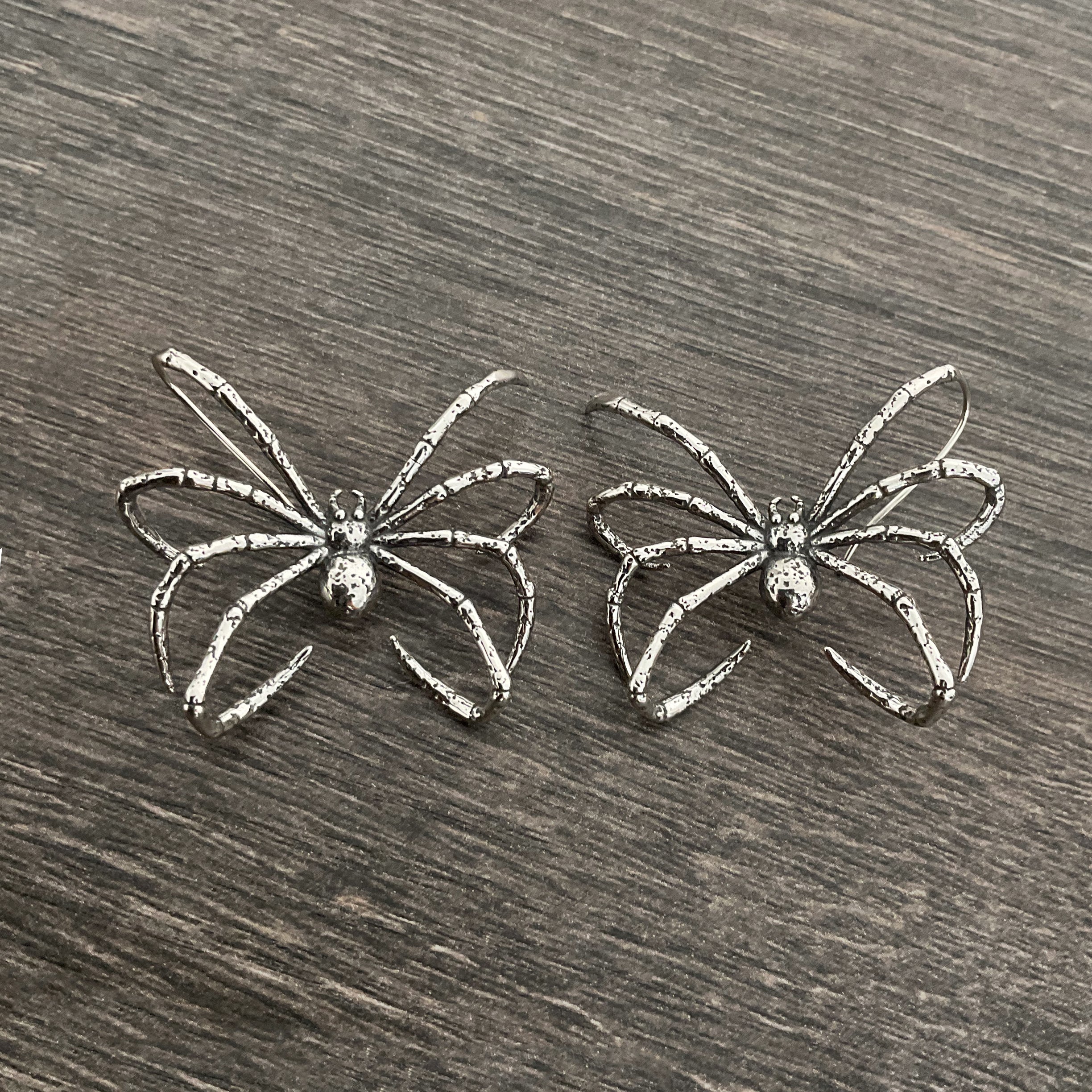 Hanging Spider earrings in Black