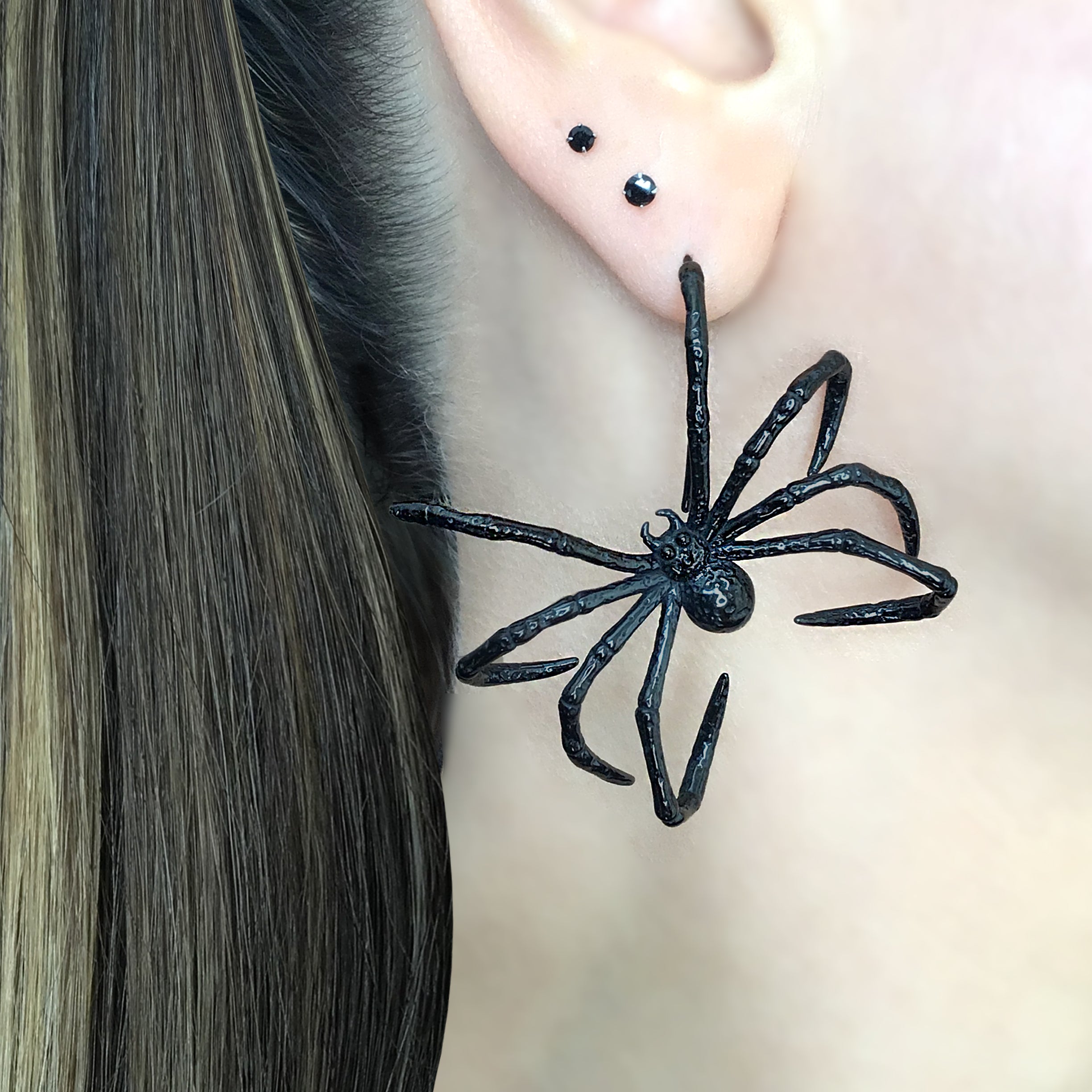 Hanging Spider earrings in Black