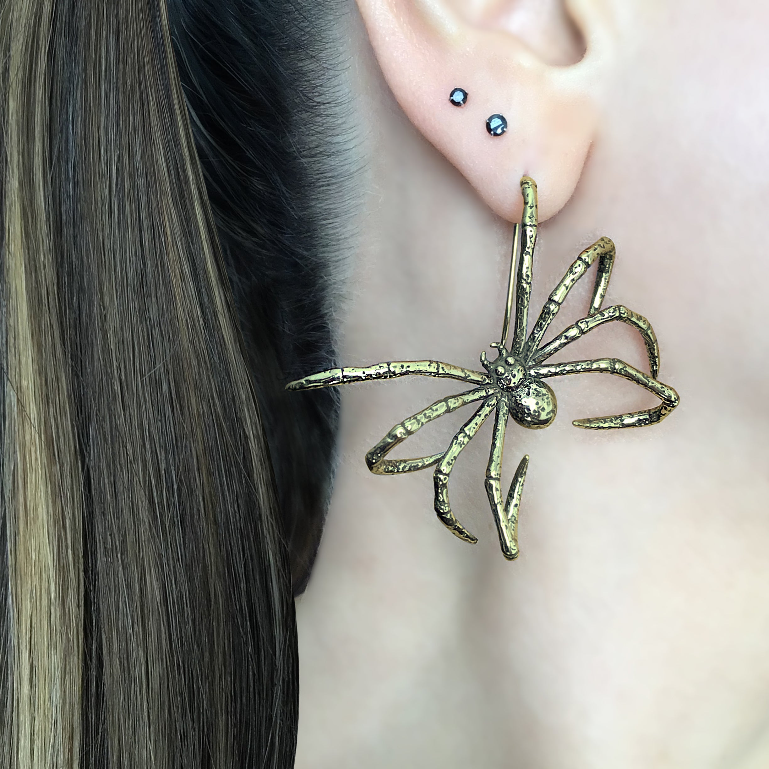 Hanging Spider earrings in Black