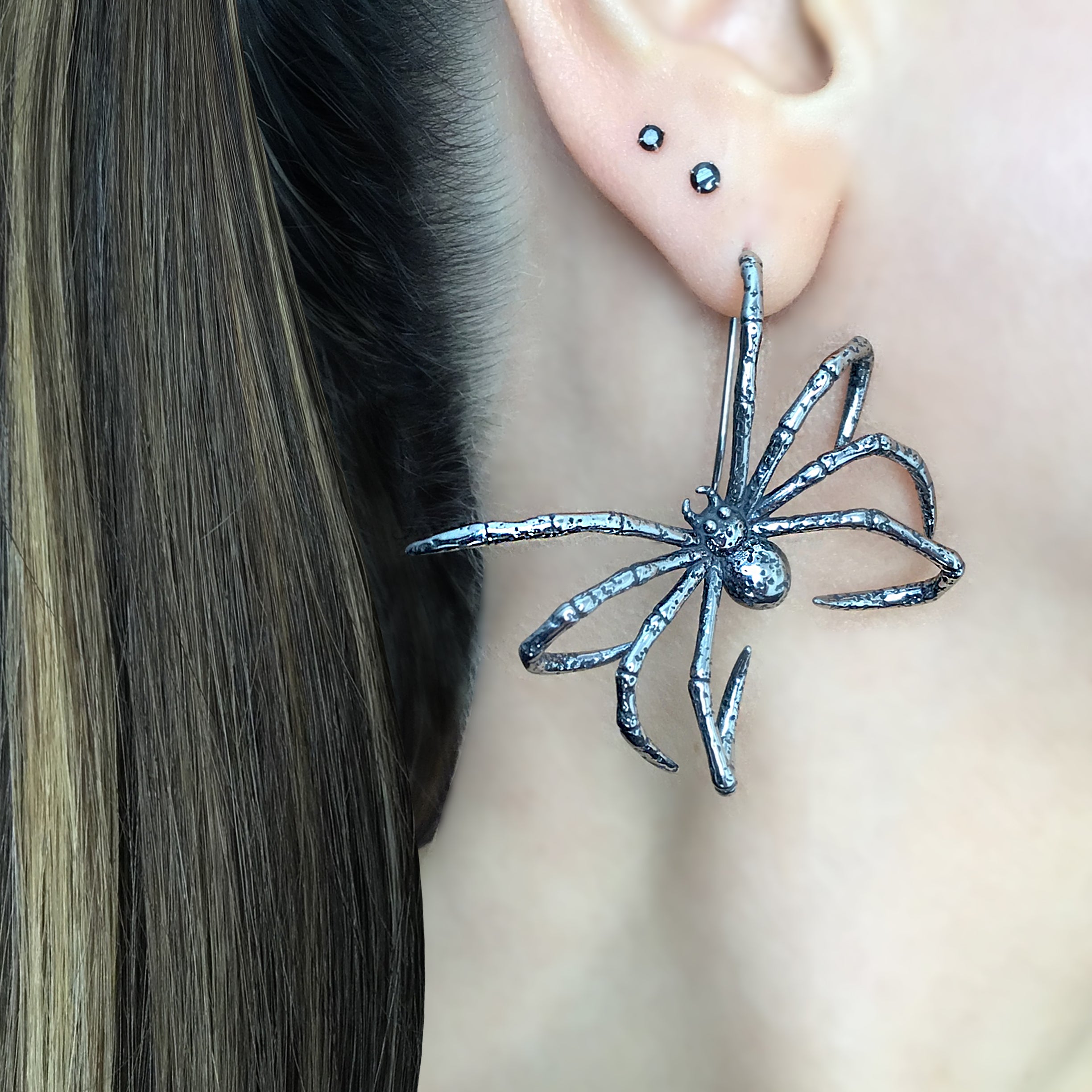 Hanging Spider earrings in Black