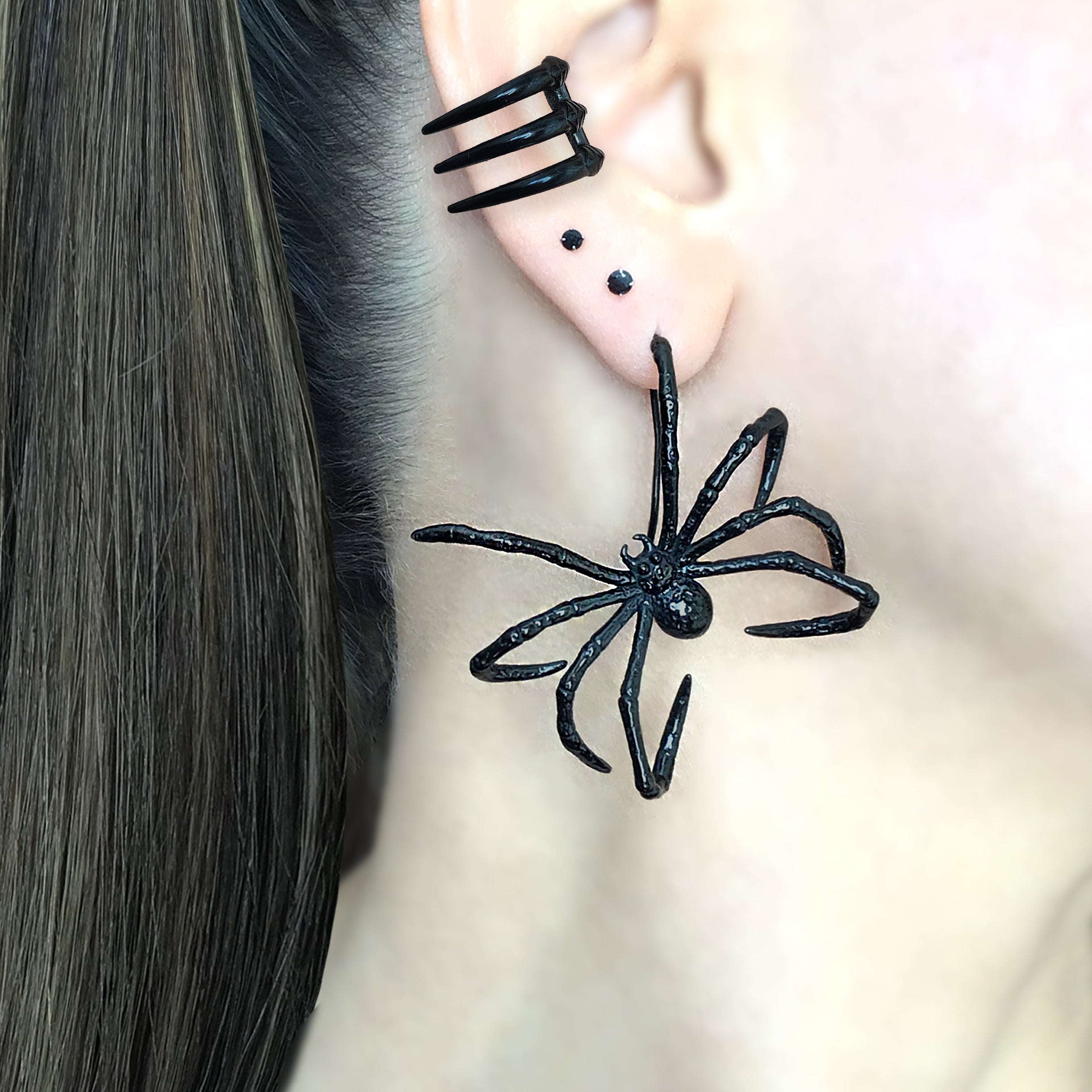 Hanging Spider earrings in Black